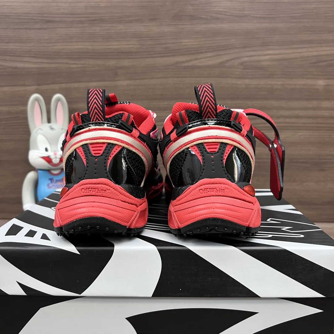 OFF-WHITE Be Right Back 黒と赤のローカットスニーカー - 画像 (5)