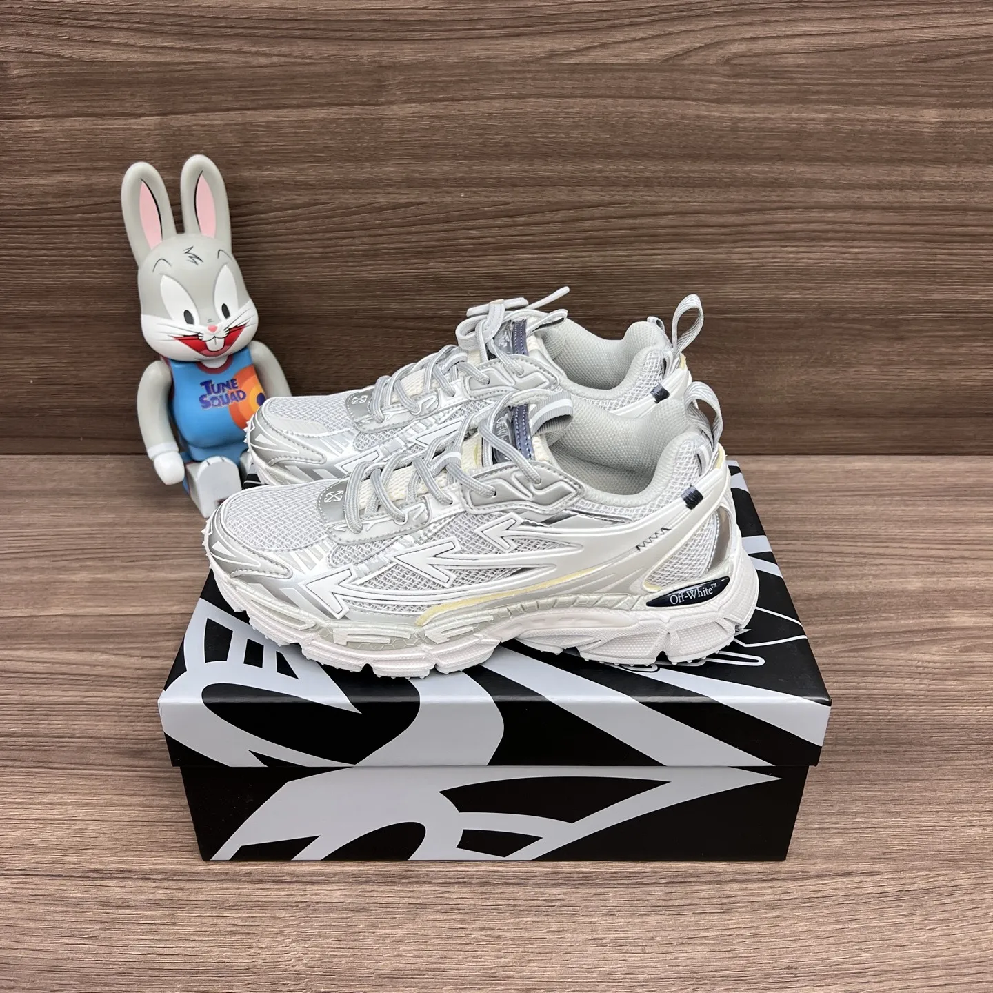 OFF-WHITE Be Right Back シルバーグレースニーカー