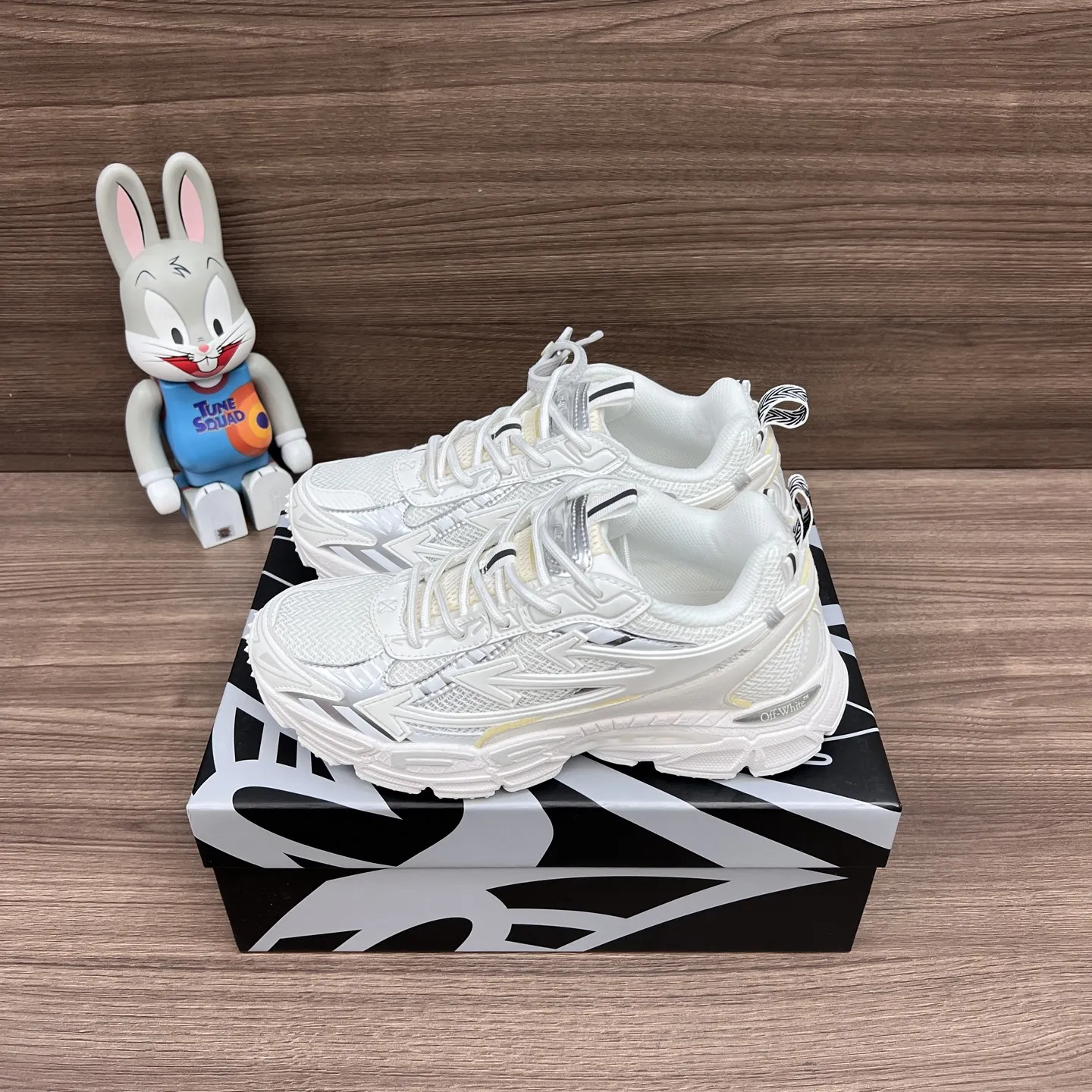 OFF-WHITE Be Right Back 白銀ラウンドトゥシューズ