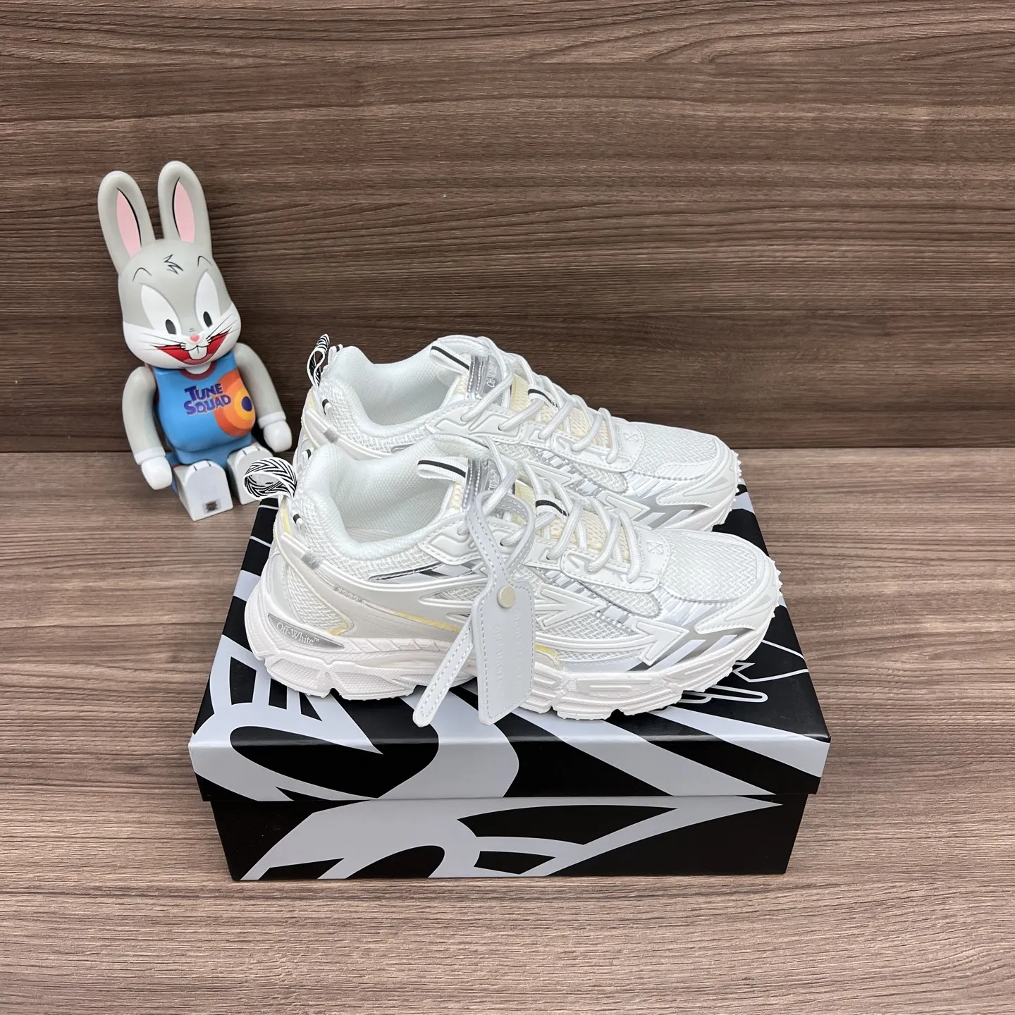 OFF-WHITE Be Right Back 白銀ラウンドトゥシューズ - 画像 (4)