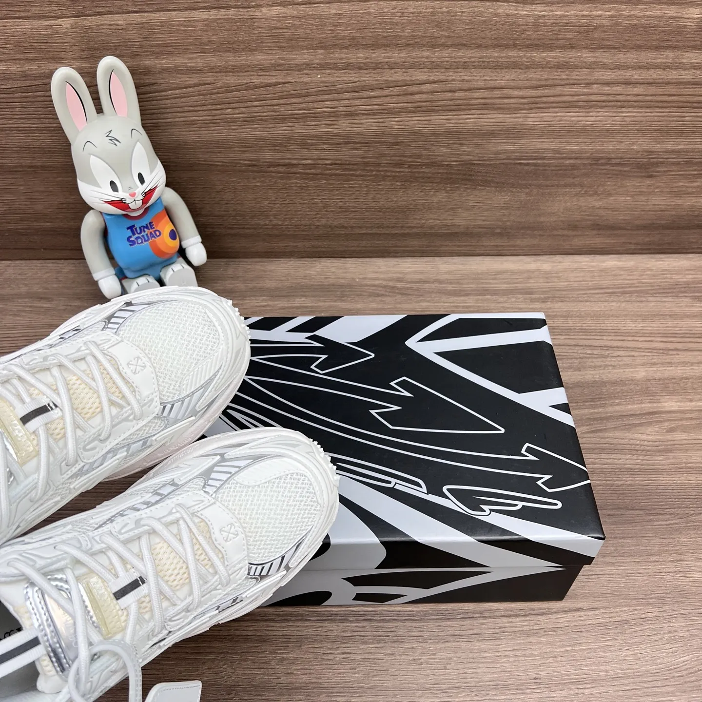 OFF-WHITE Be Right Back 白銀ラウンドトゥシューズ - 画像 (8)