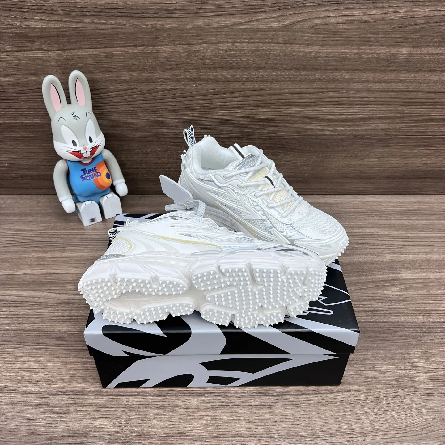 OFF-WHITE Be Right Back 白銀ラウンドトゥシューズ - 画像 (10)