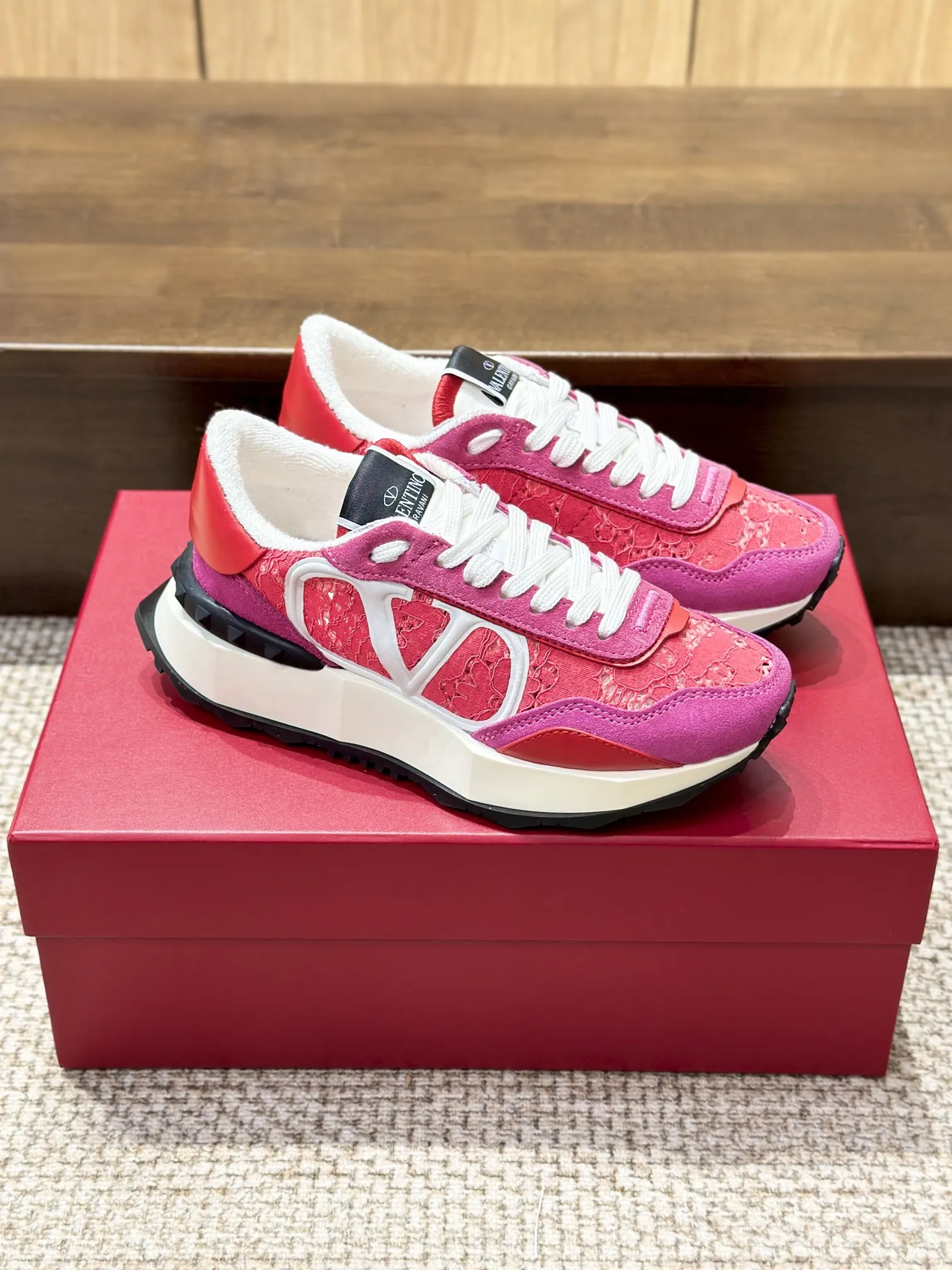VALENTINO 2024 ピンクレーススニーカー