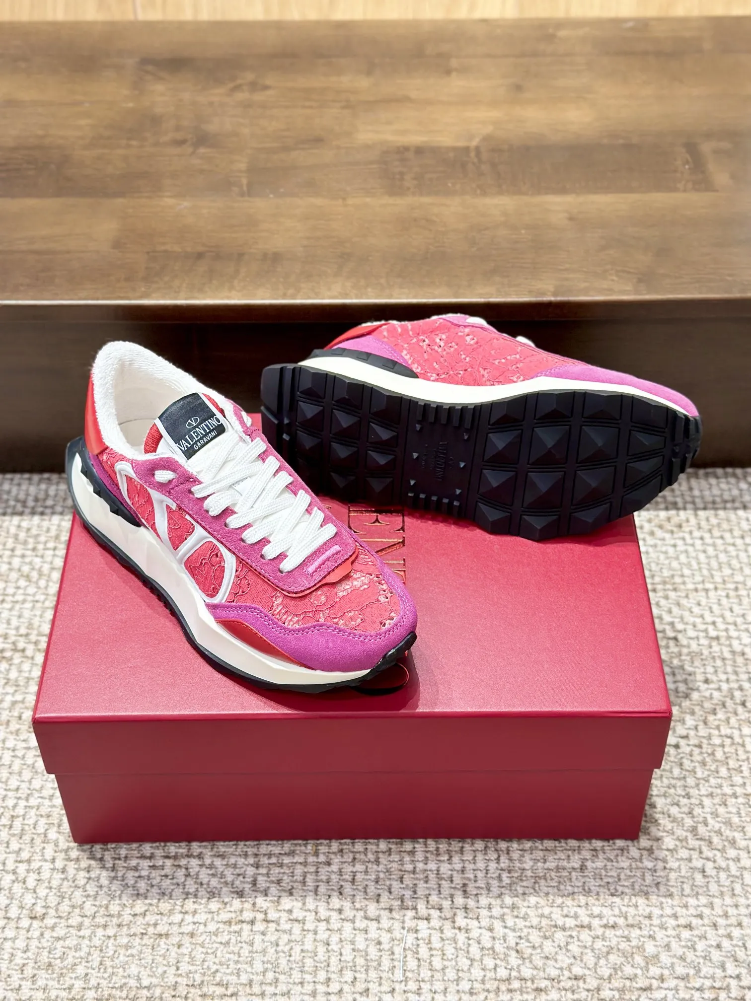 VALENTINO 2024 ピンクレーススニーカー - 画像 (3)
