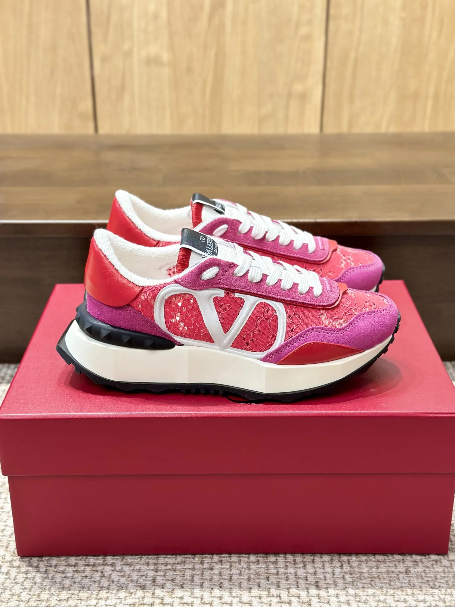 VALENTINO 2024 ピンクレーススニーカー - 画像 (4)