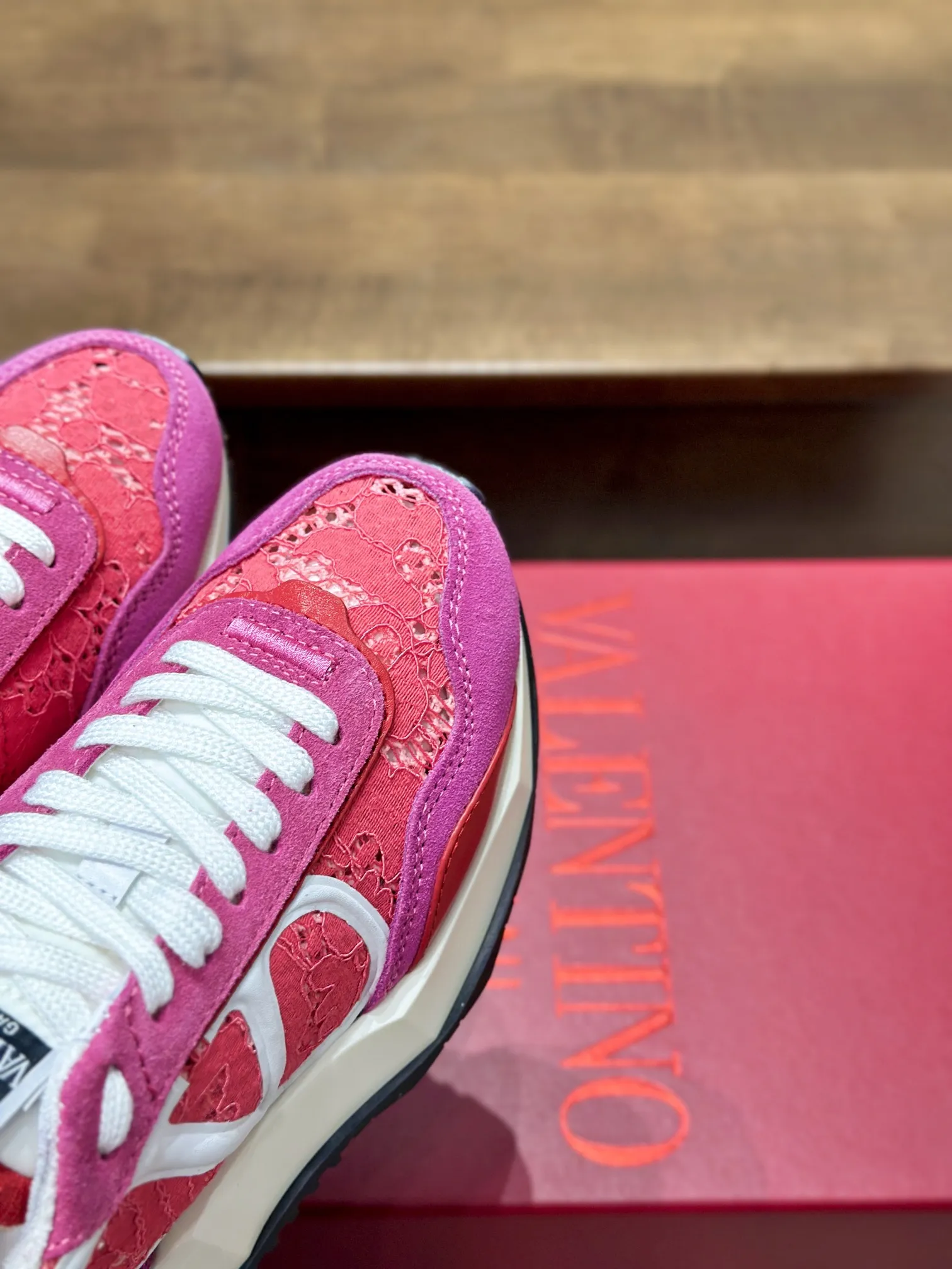 VALENTINO 2024 ピンクレーススニーカー - 画像 (5)