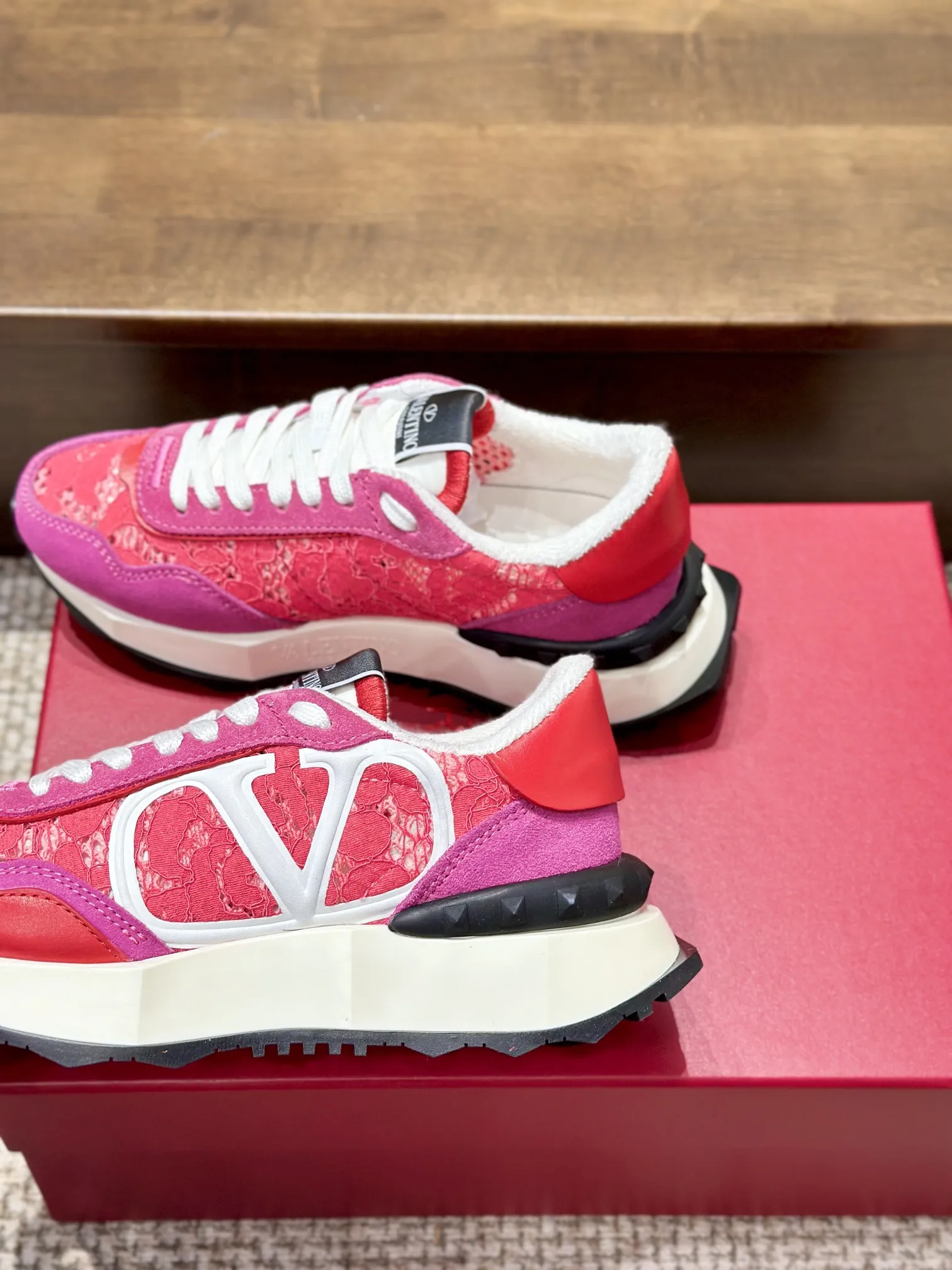 VALENTINO 2024 ピンクレーススニーカー - 画像 (6)