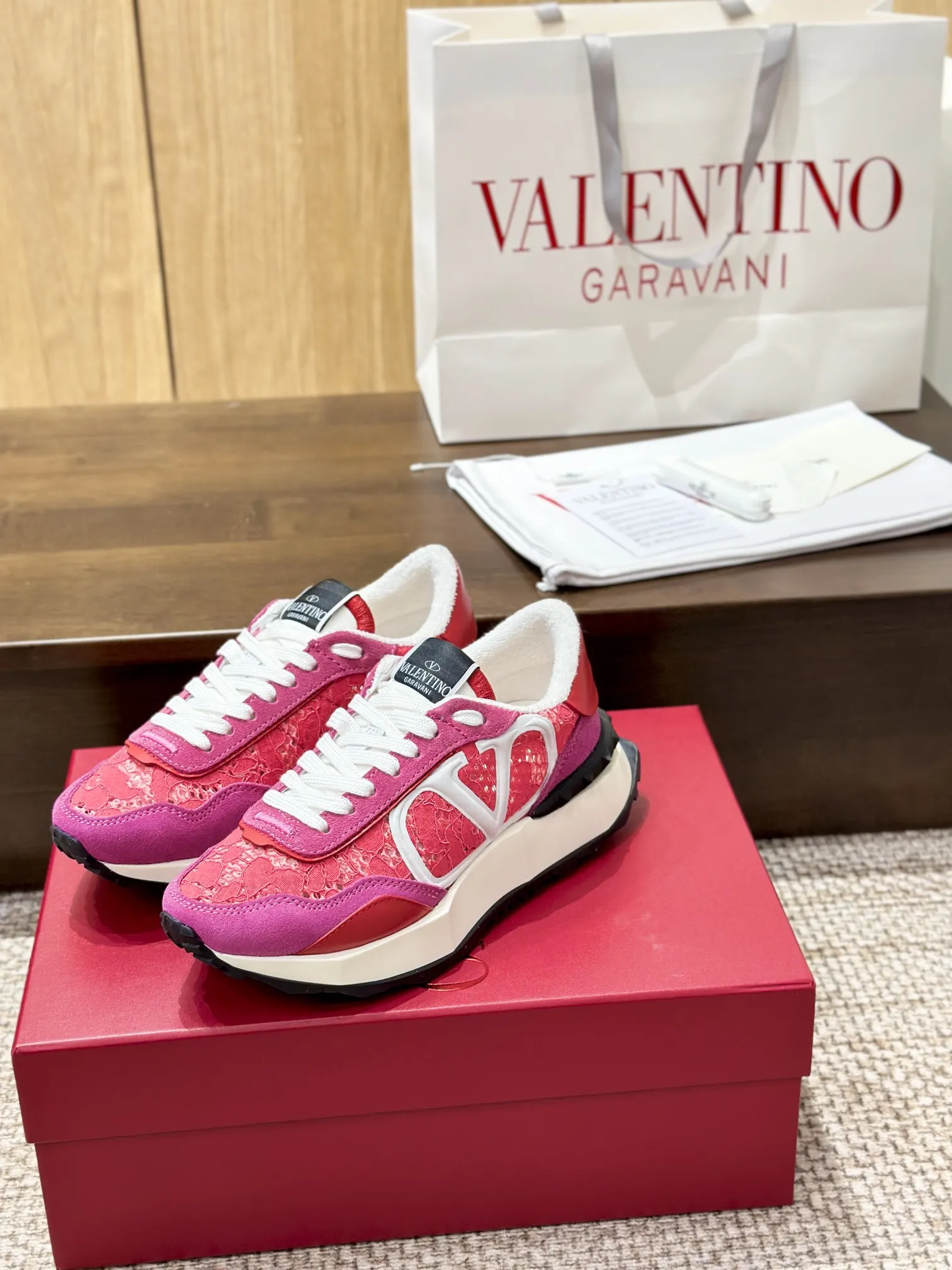 VALENTINO 2024 ピンクレーススニーカー - 画像 (7)