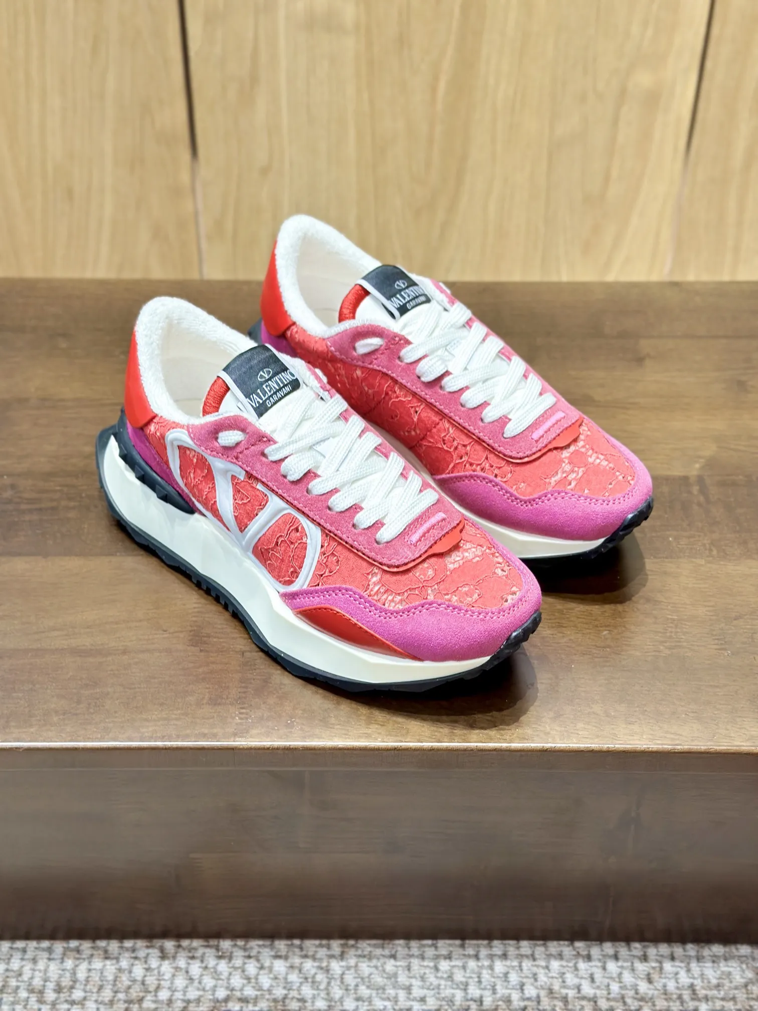 VALENTINO 2024 ピンクレーススニーカー - 画像 (8)