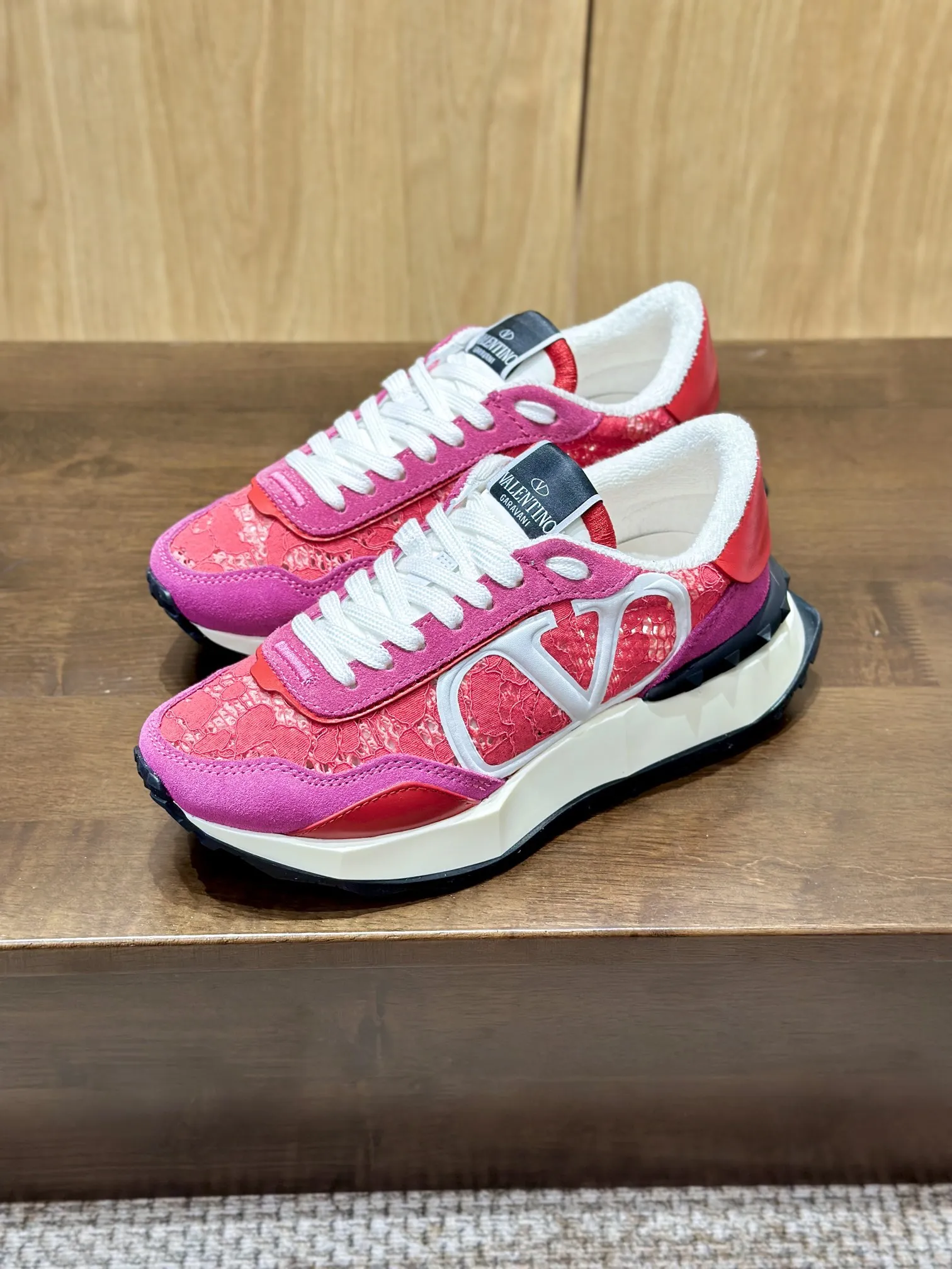 VALENTINO 2024 ピンクレーススニーカー - 画像 (10)