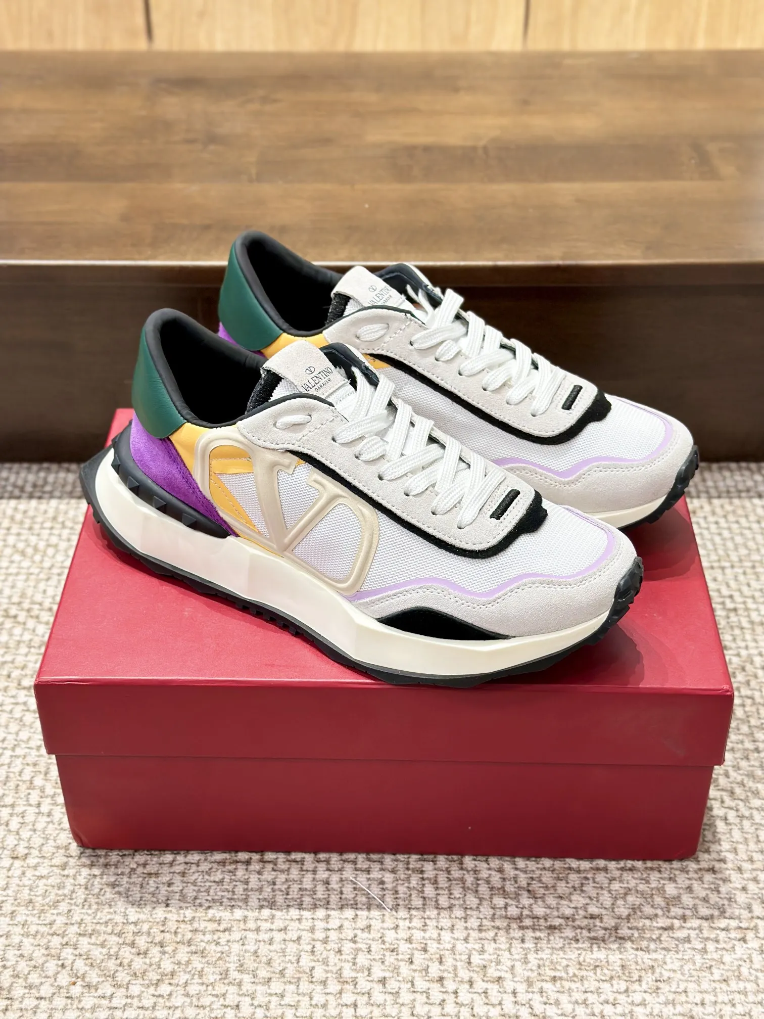 VALENTINO 2024 新作 カラフルレーススニーカー