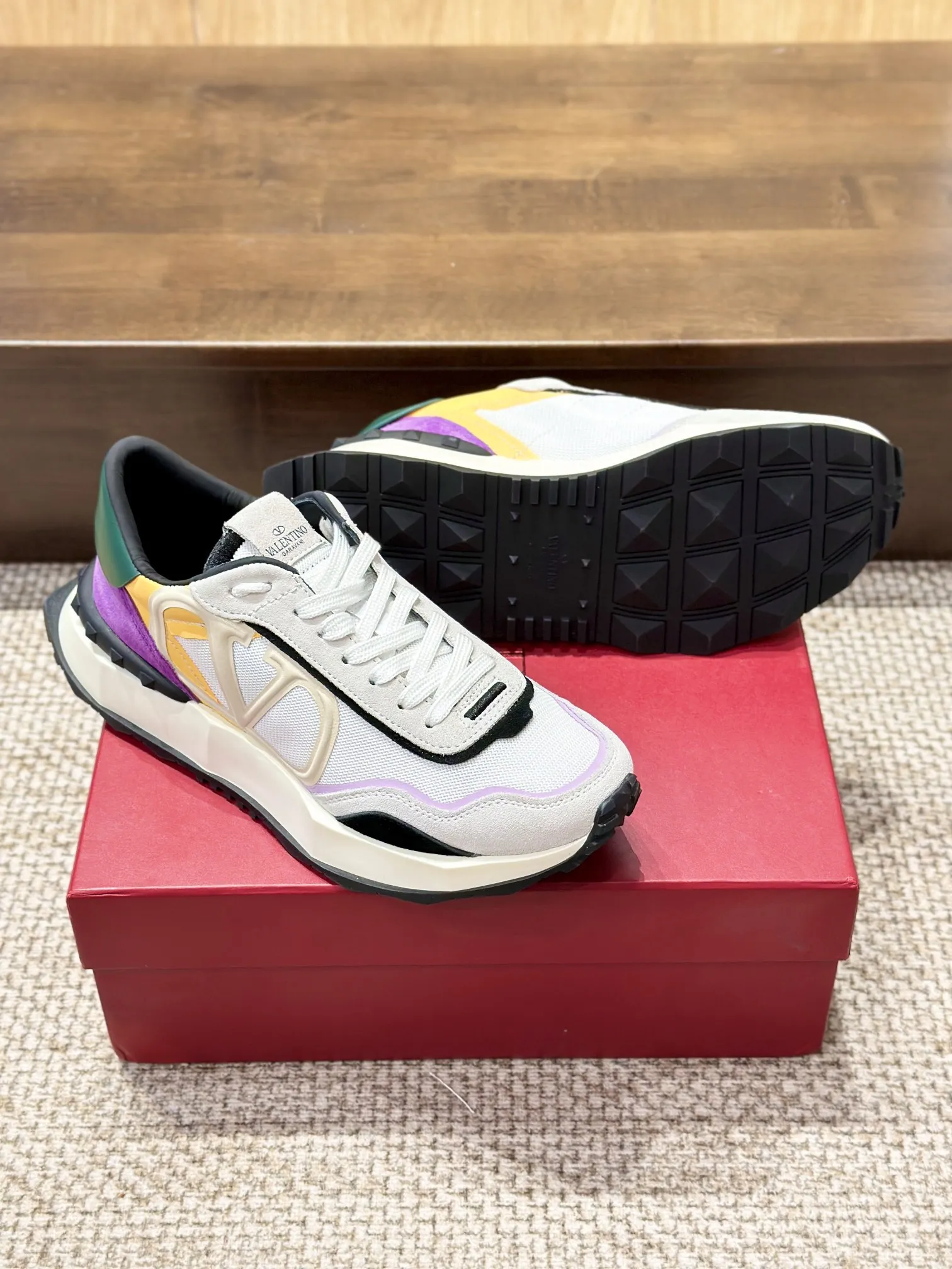 VALENTINO 2024 新作 カラフルレーススニーカー - 画像 (3)
