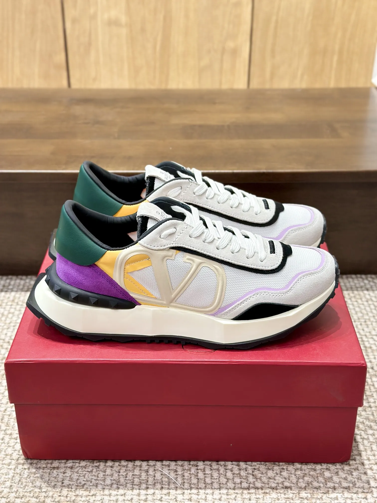 VALENTINO 2024 新作 カラフルレーススニーカー - 画像 (4)