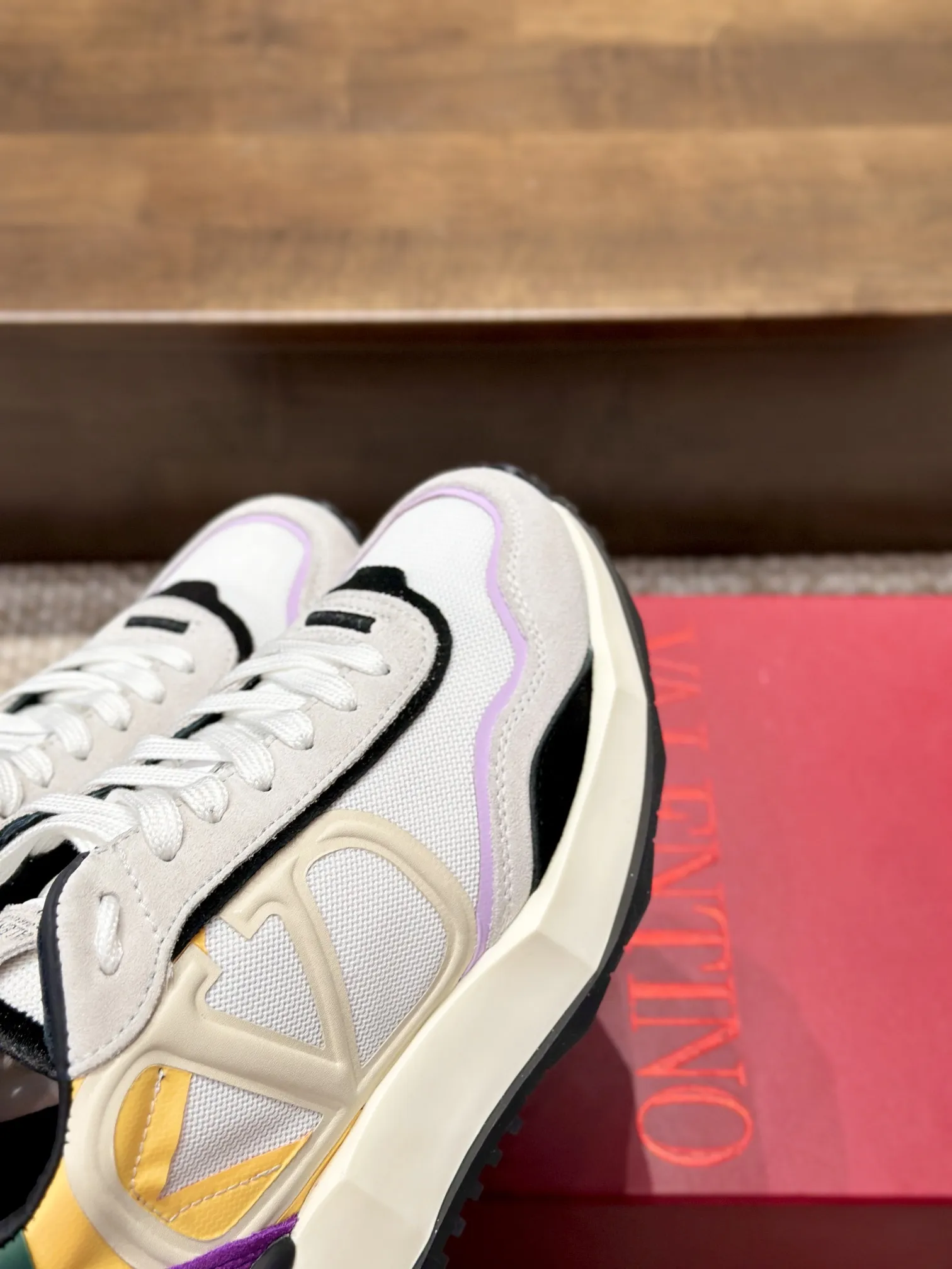 VALENTINO 2024 新作 カラフルレーススニーカー - 画像 (5)