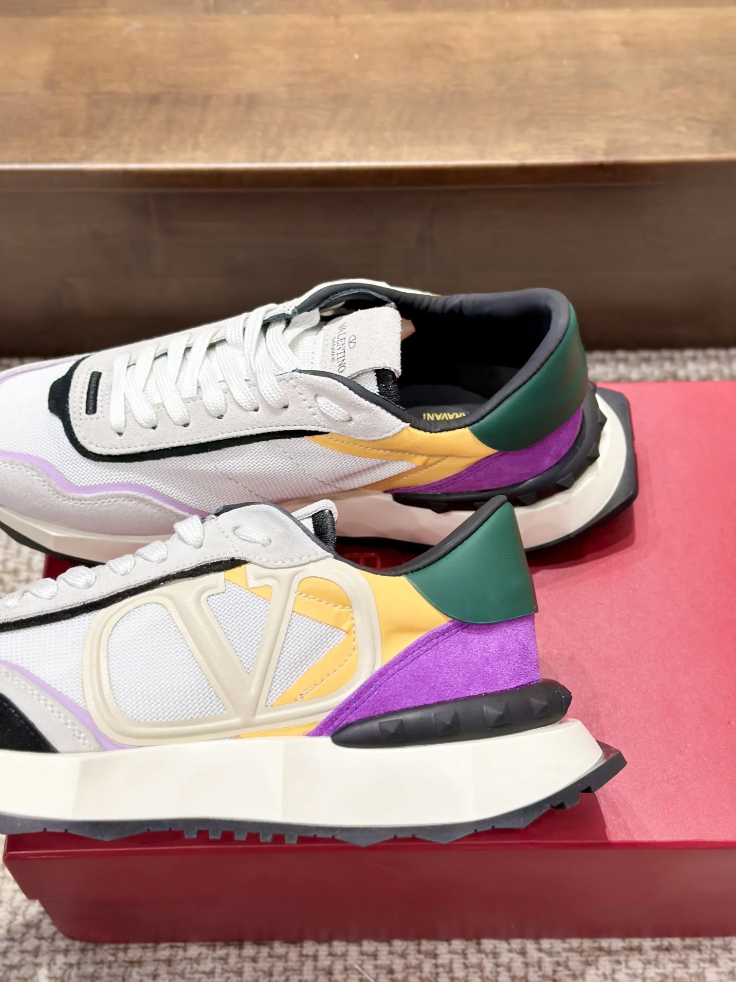 VALENTINO 2024 新作 カラフルレーススニーカー - 画像 (6)