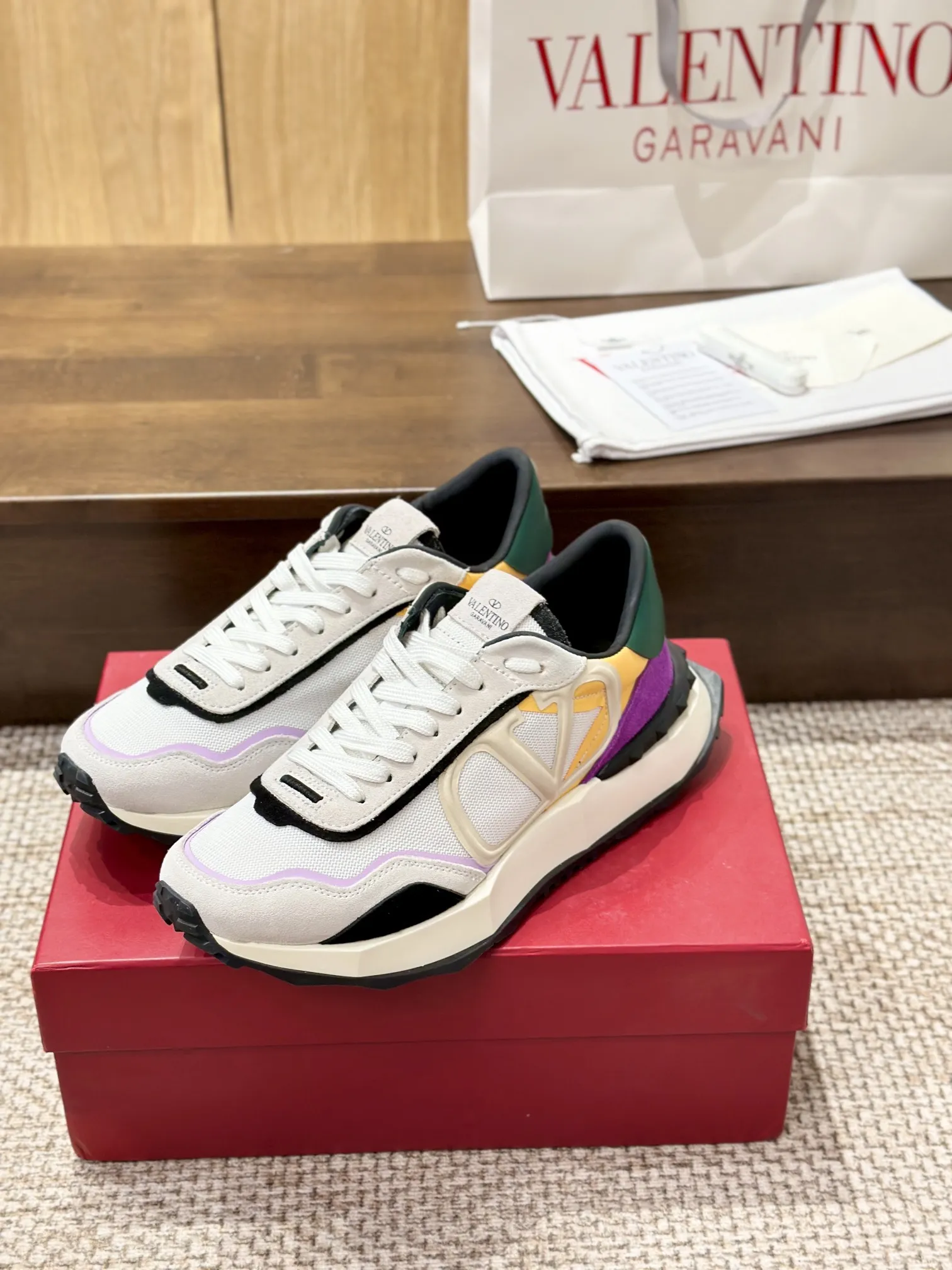 VALENTINO 2024 新作 カラフルレーススニーカー - 画像 (7)