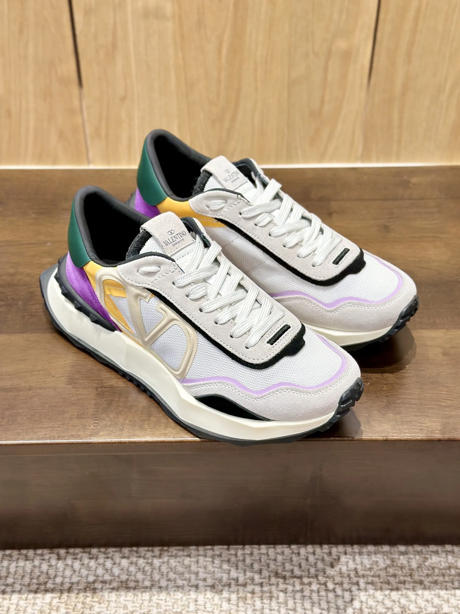 VALENTINO 2024 新作 カラフルレーススニーカー - 画像 (8)