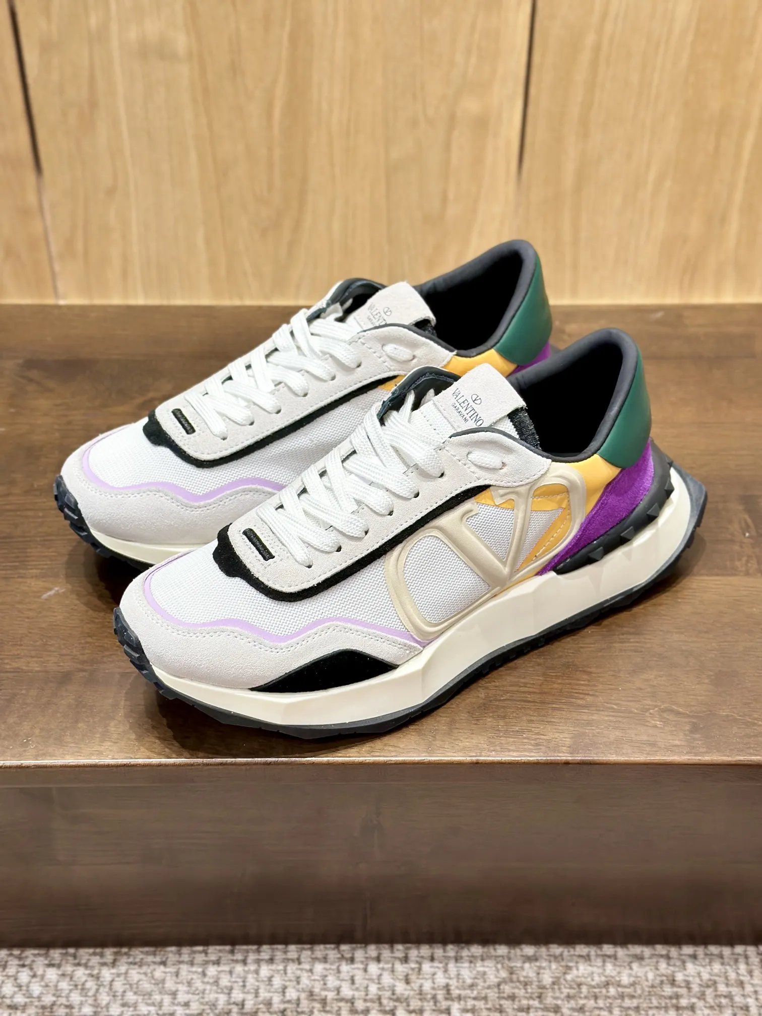 VALENTINO 2024 新作 カラフルレーススニーカー - 画像 (10)