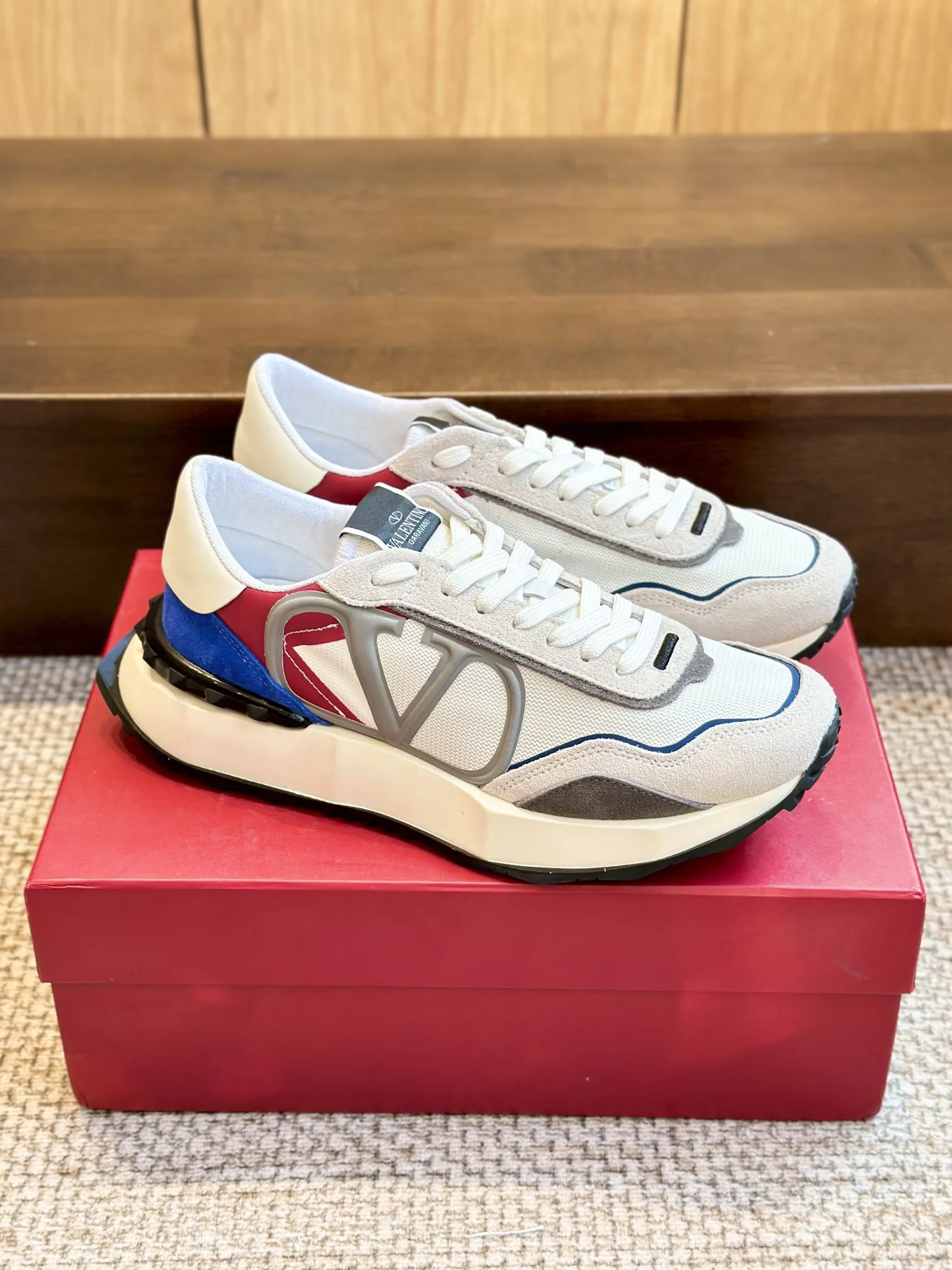 Valentino 2024 早春の新作、白、赤、青のレースプラットフォームシューズ