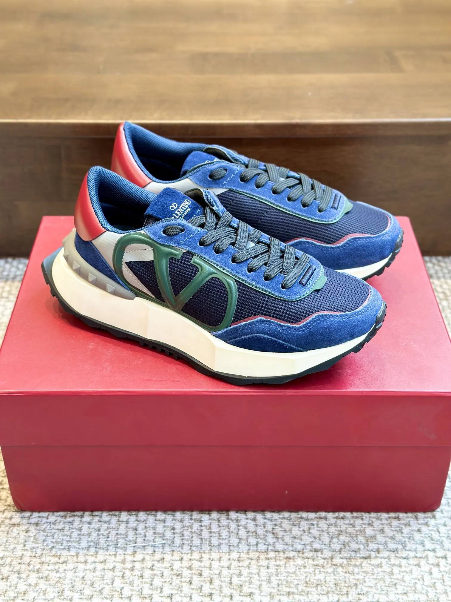 Valentino 2024 新作 ブルーレーススニーカー