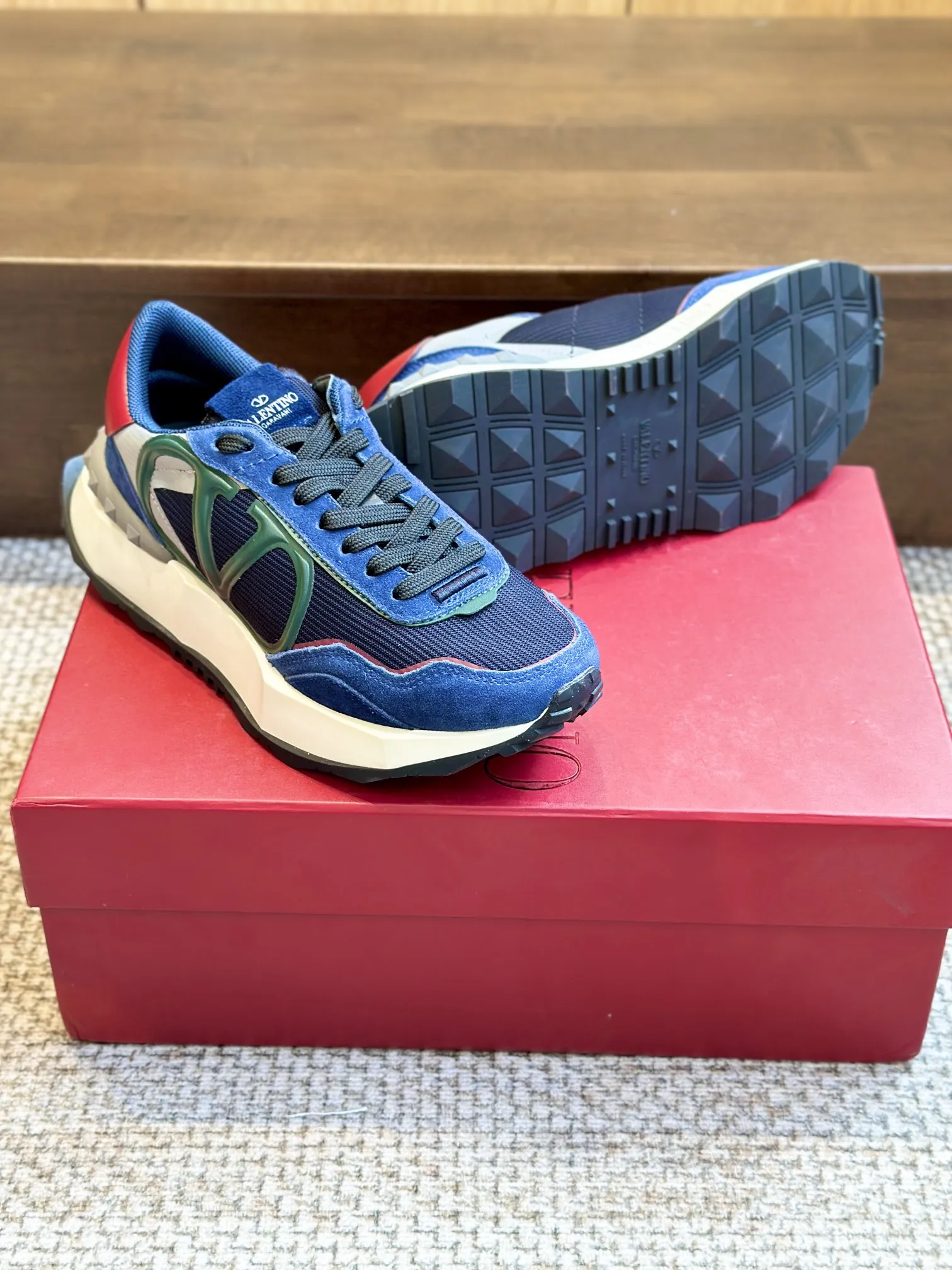 Valentino 2024 新作 ブルーレーススニーカー - 画像 (3)