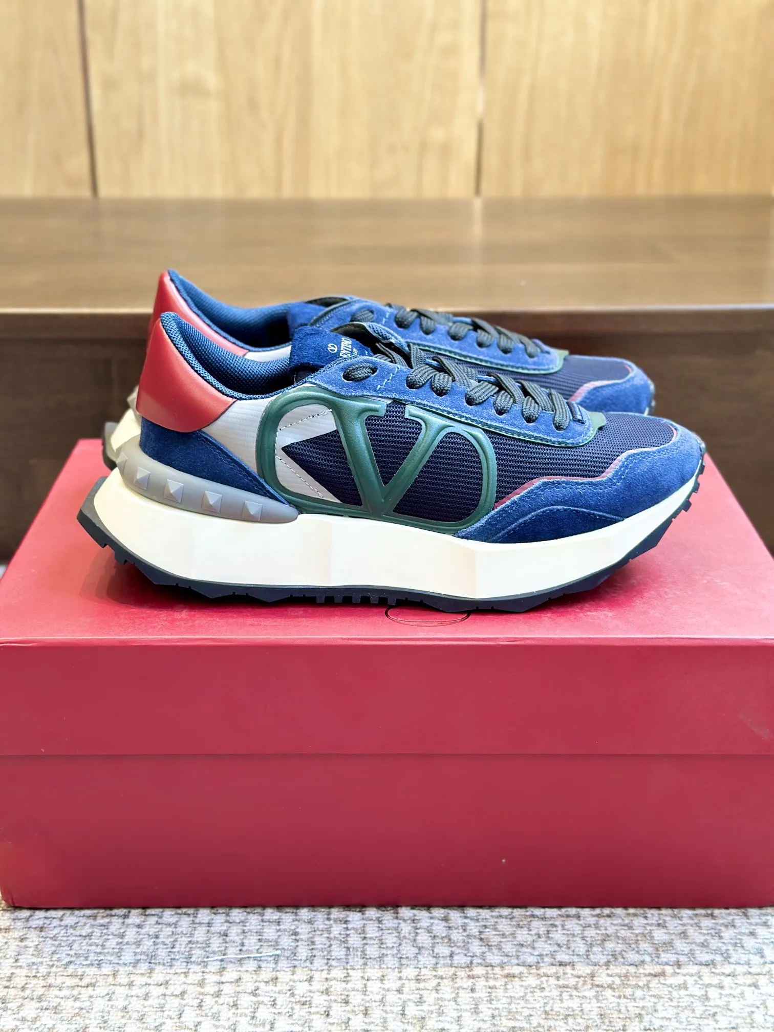 Valentino 2024 新作 ブルーレーススニーカー - 画像 (4)