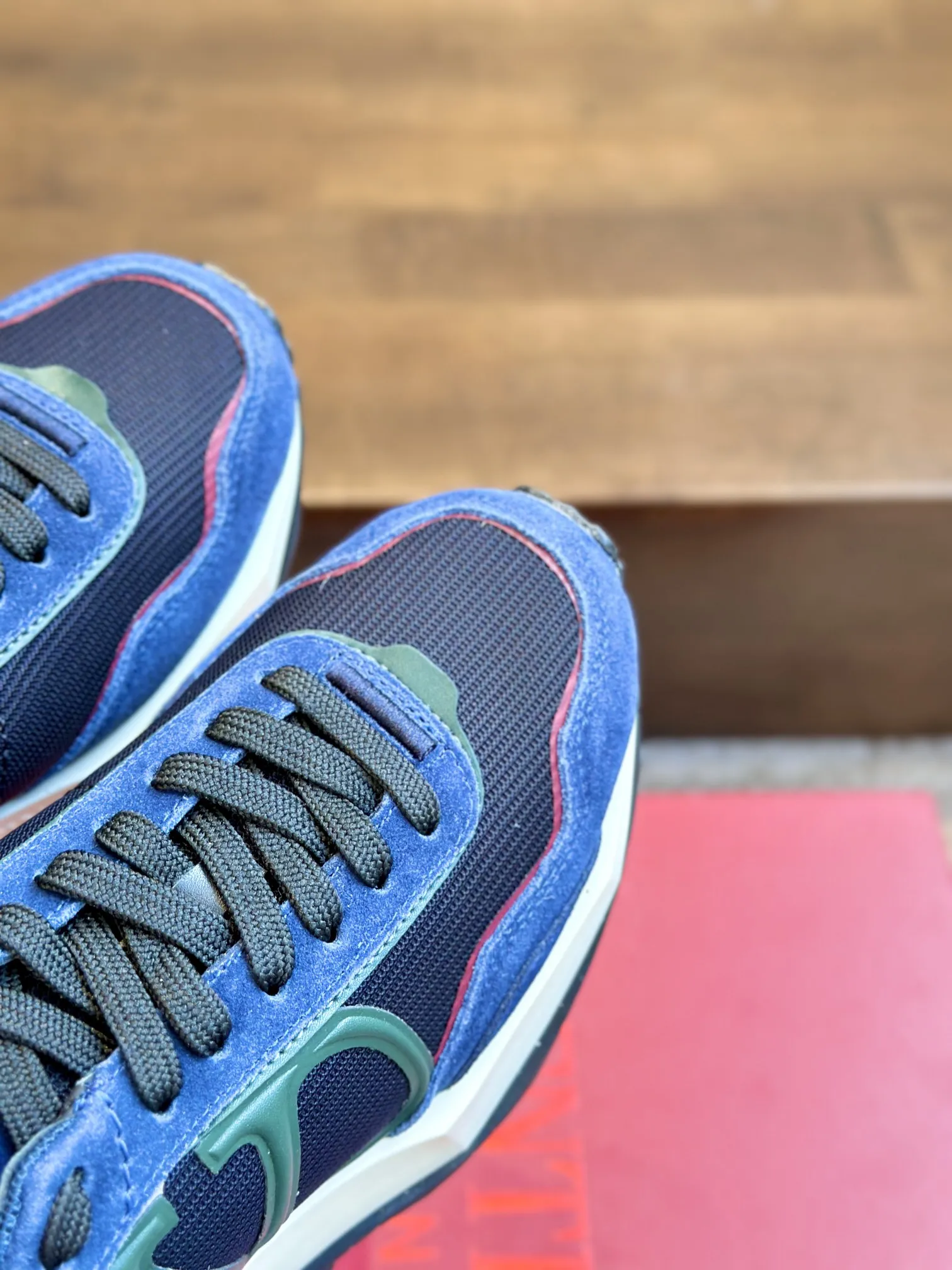 Valentino 2024 新作 ブルーレーススニーカー - 画像 (5)