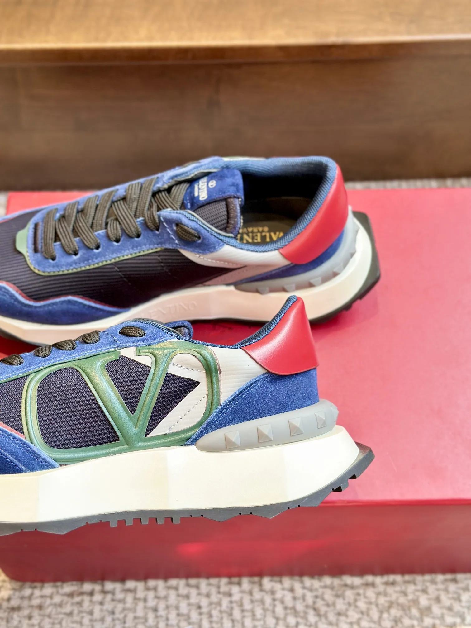 Valentino 2024 新作 ブルーレーススニーカー - 画像 (6)