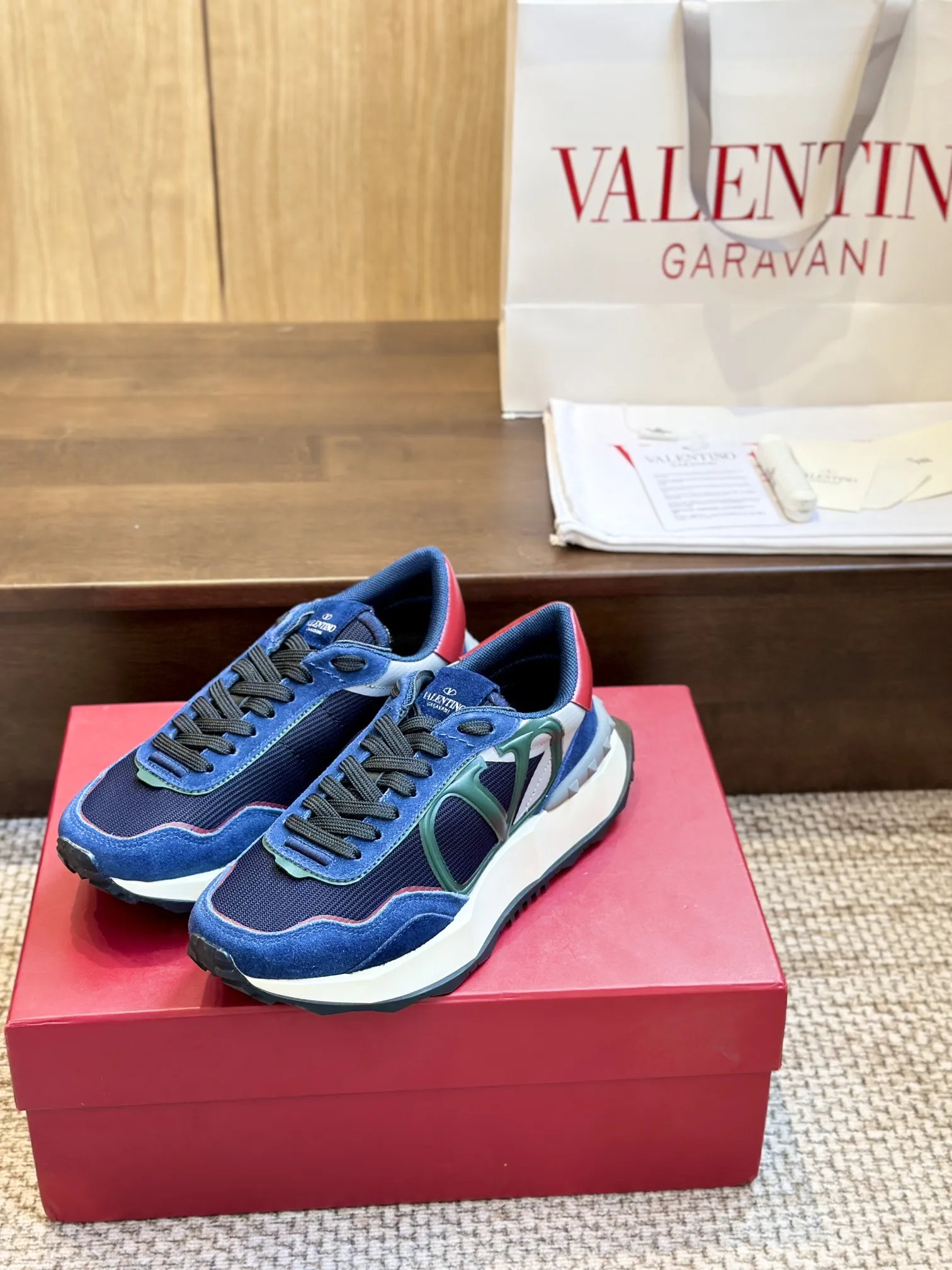 Valentino 2024 新作 ブルーレーススニーカー - 画像 (7)