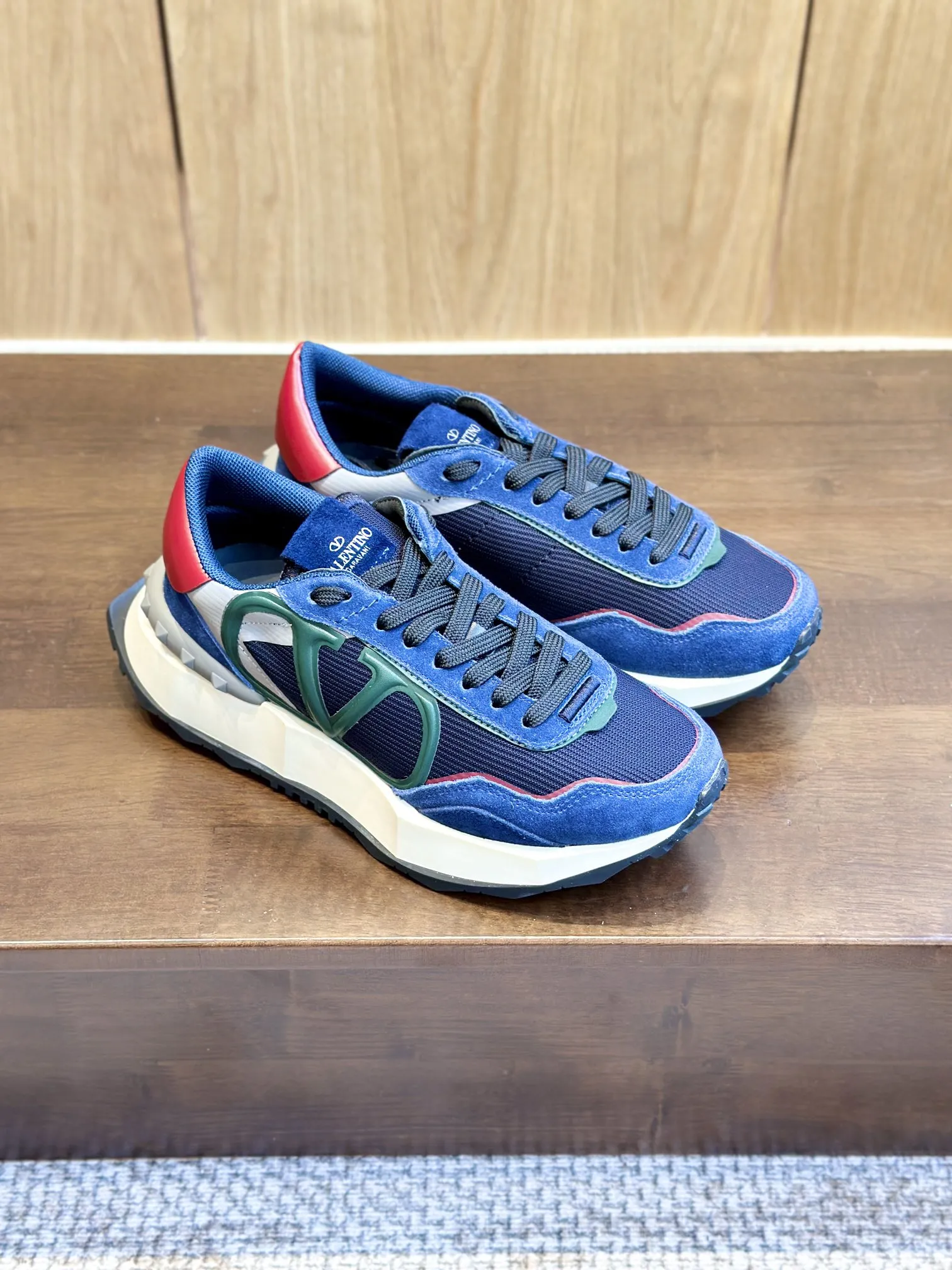 Valentino 2024 新作 ブルーレーススニーカー - 画像 (8)