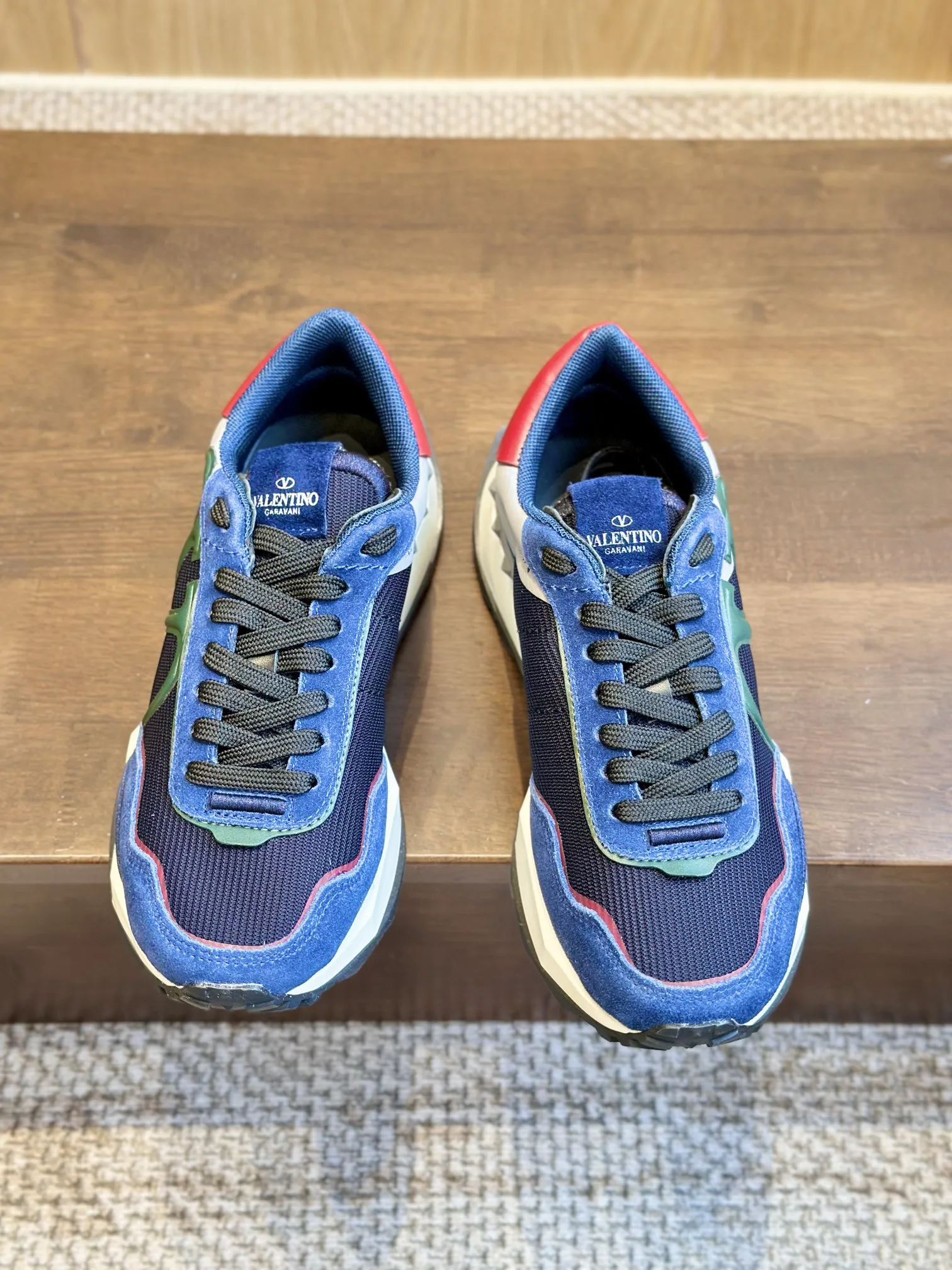 Valentino 2024 新作 ブルーレーススニーカー - 画像 (9)