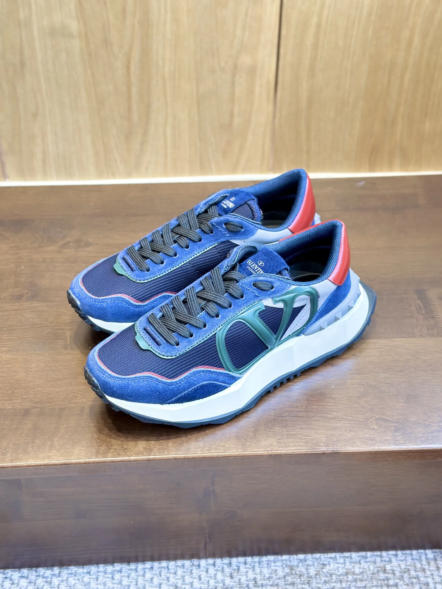 Valentino 2024 新作 ブルーレーススニーカー - 画像 (10)