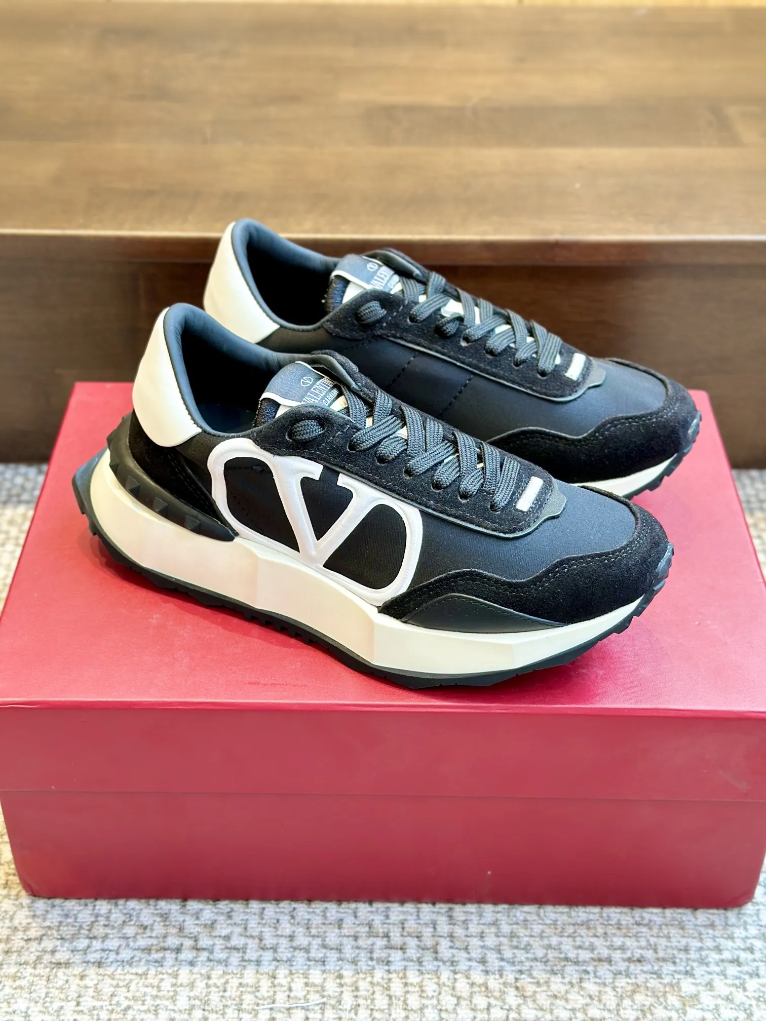 Valentino 2024 黒色スニーカー