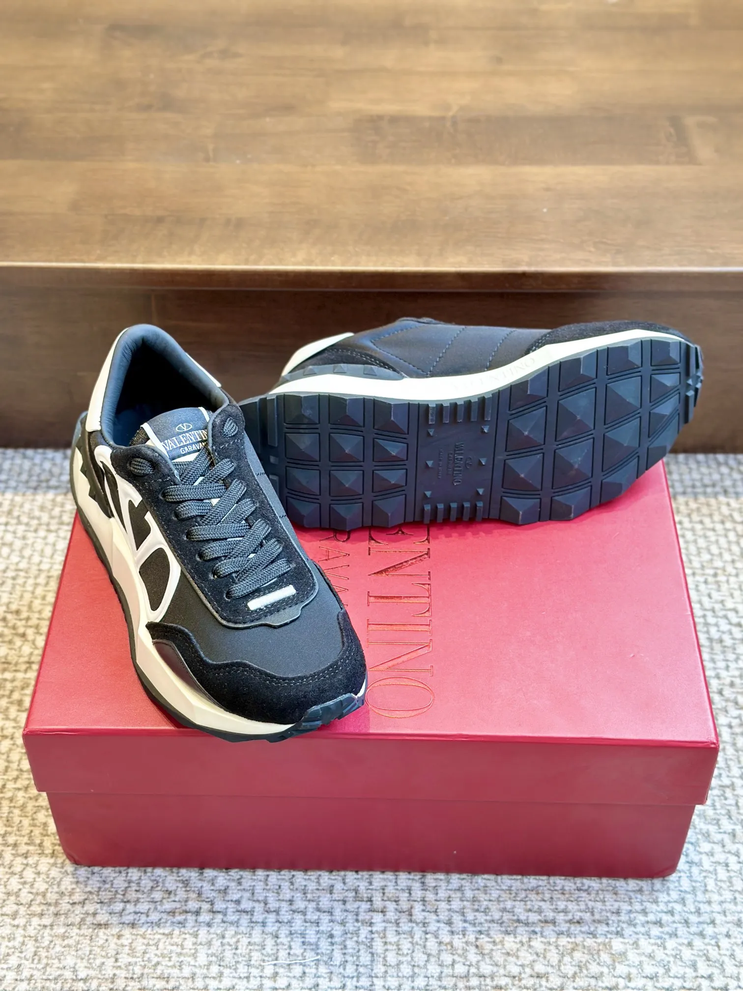 Valentino 2024 黒色スニーカー - 画像 (3)