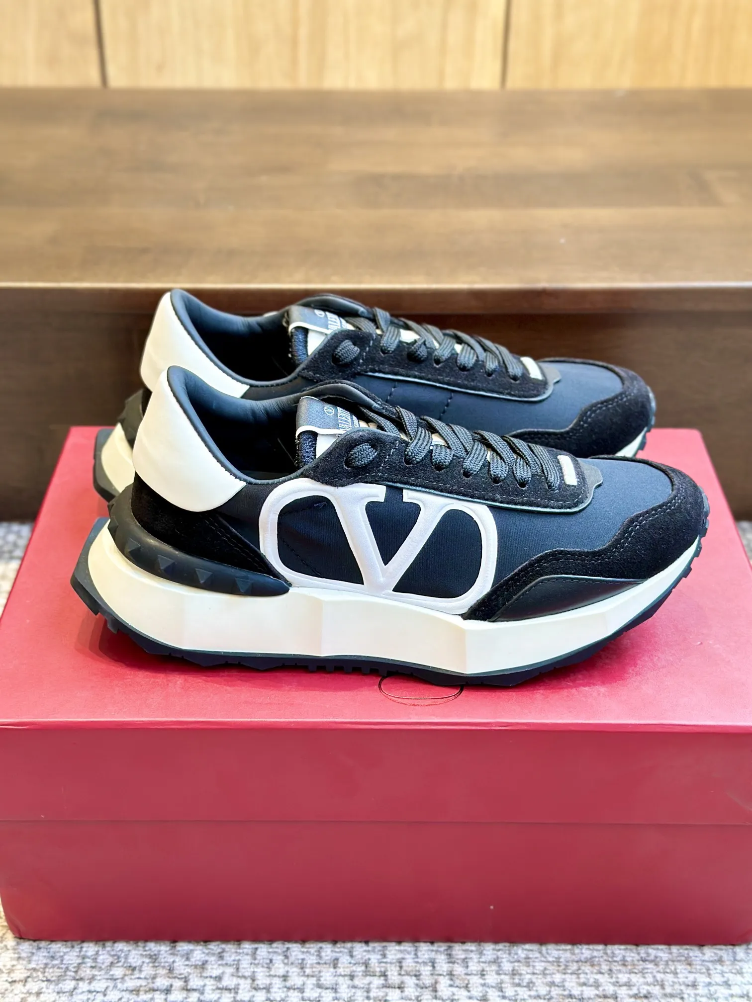 Valentino 2024 黒色スニーカー - 画像 (4)