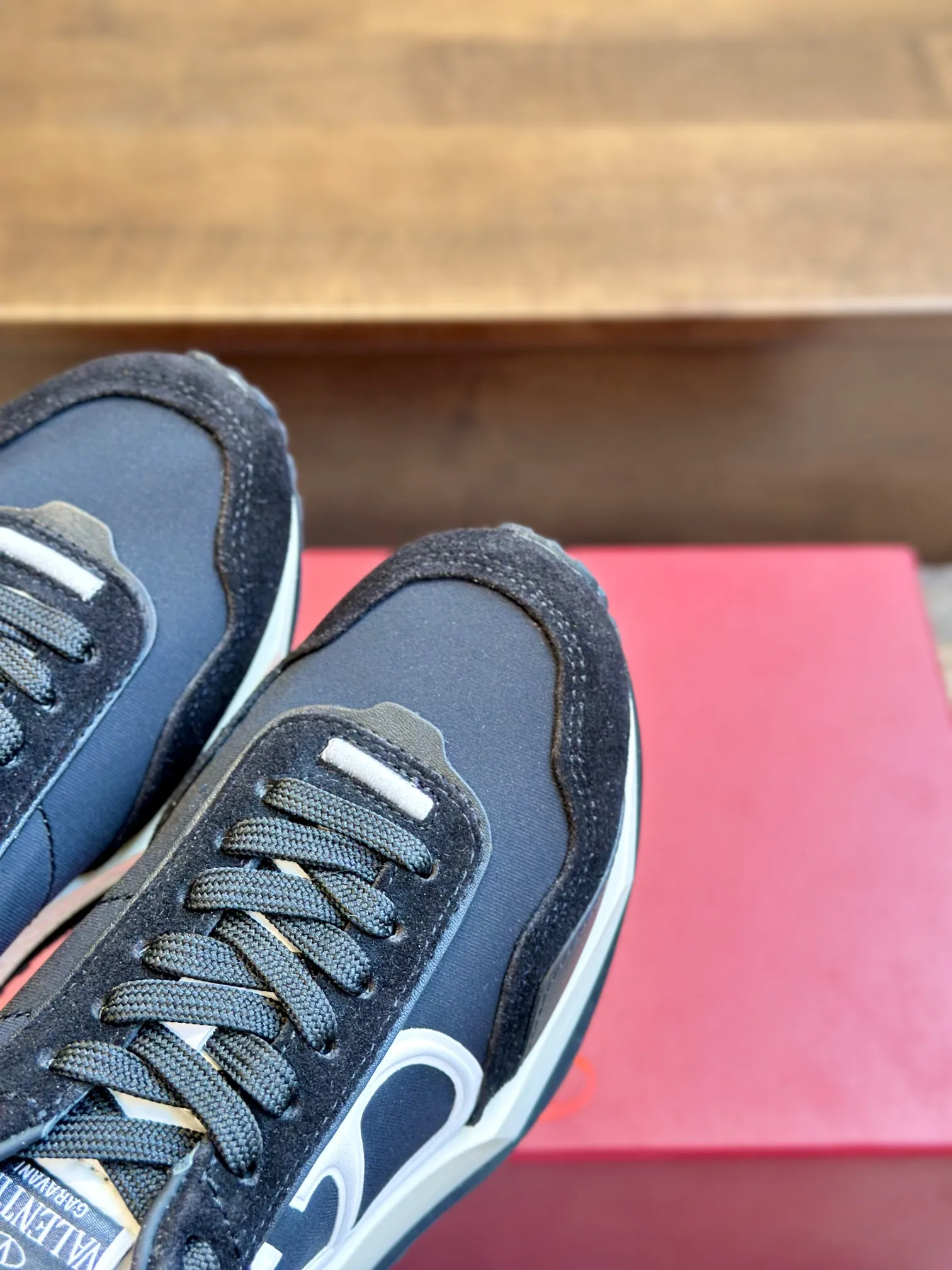 Valentino 2024 黒色スニーカー - 画像 (5)