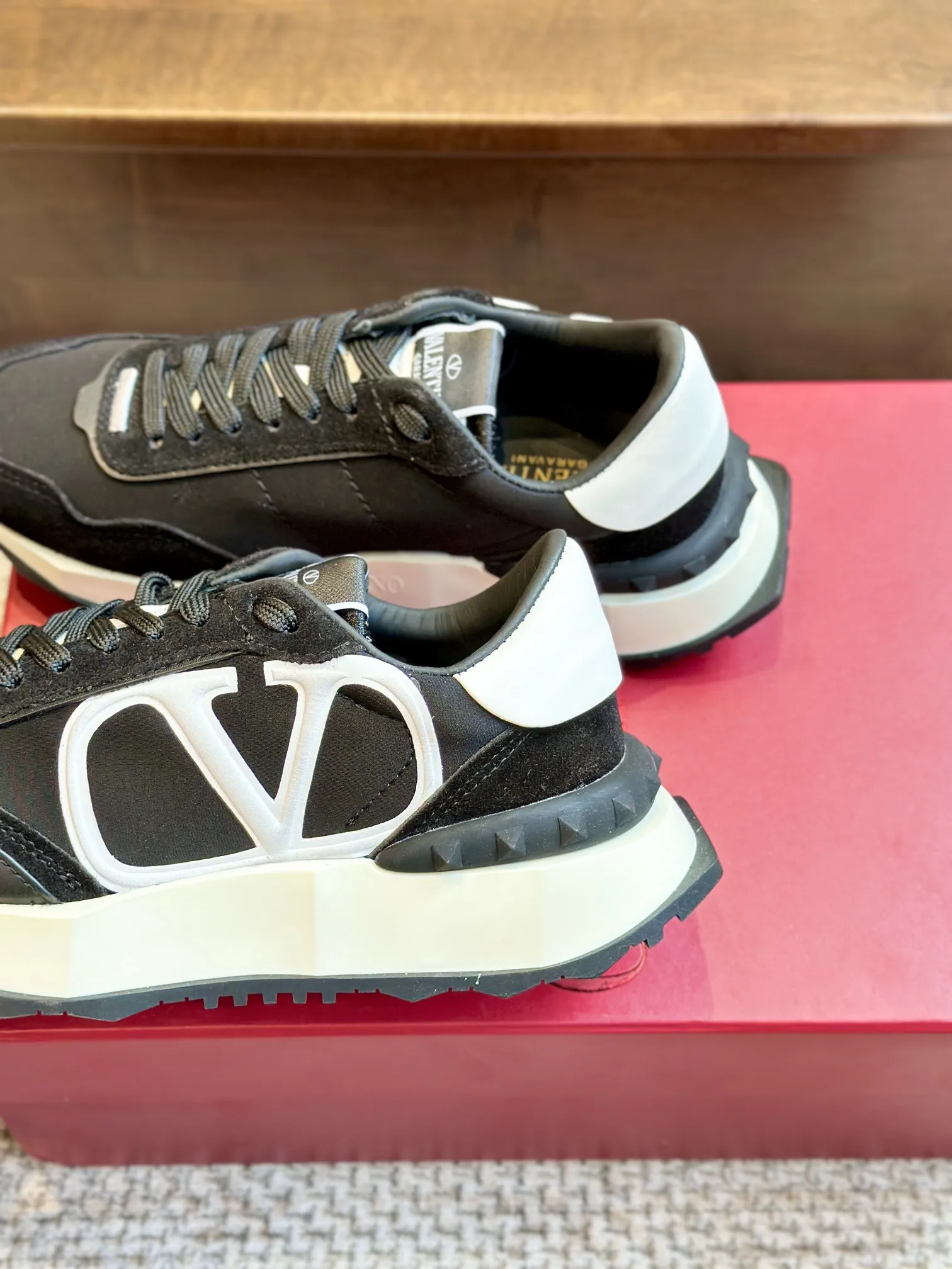 Valentino 2024 黒色スニーカー - 画像 (6)