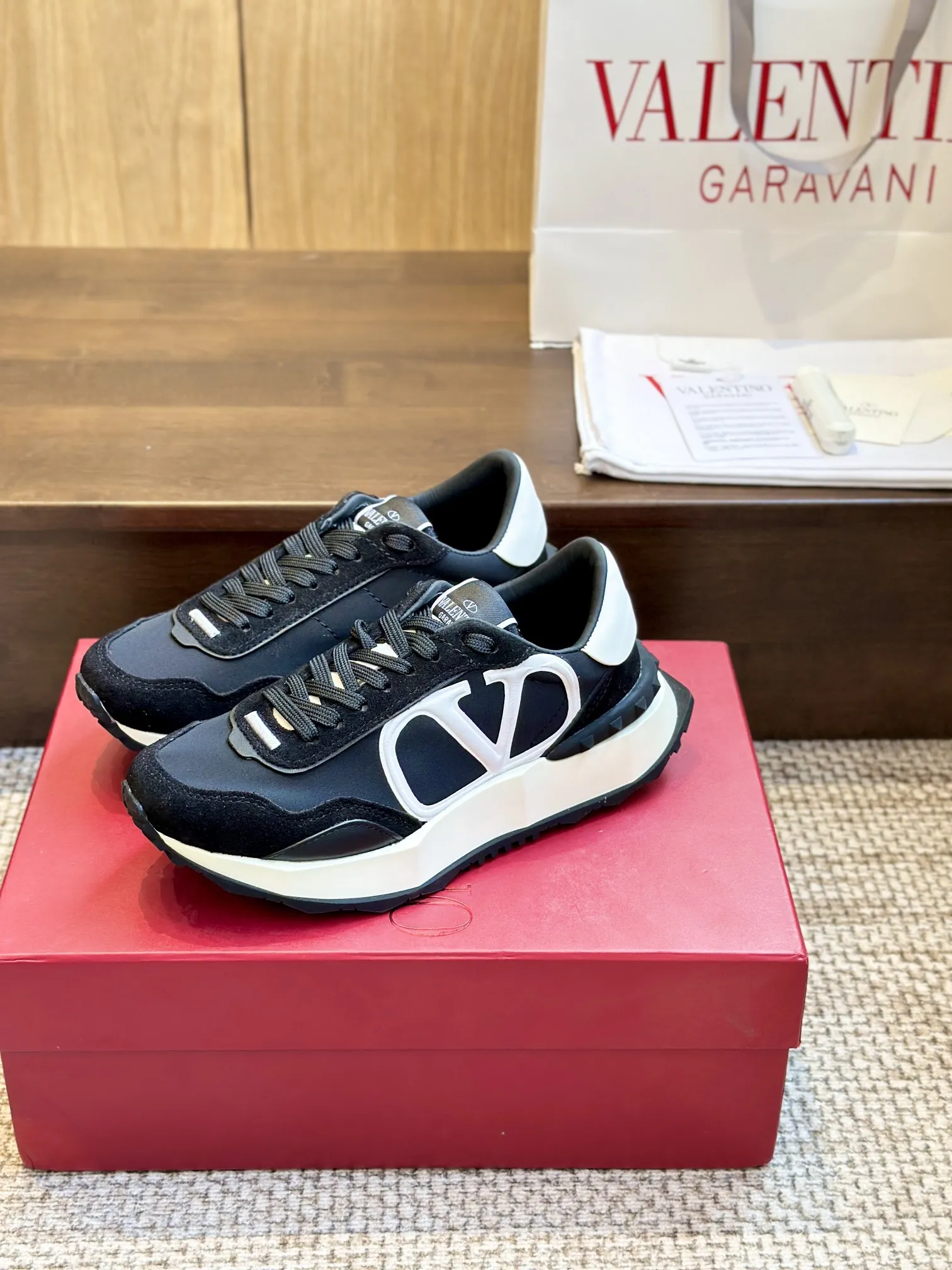 Valentino 2024 黒色スニーカー - 画像 (7)