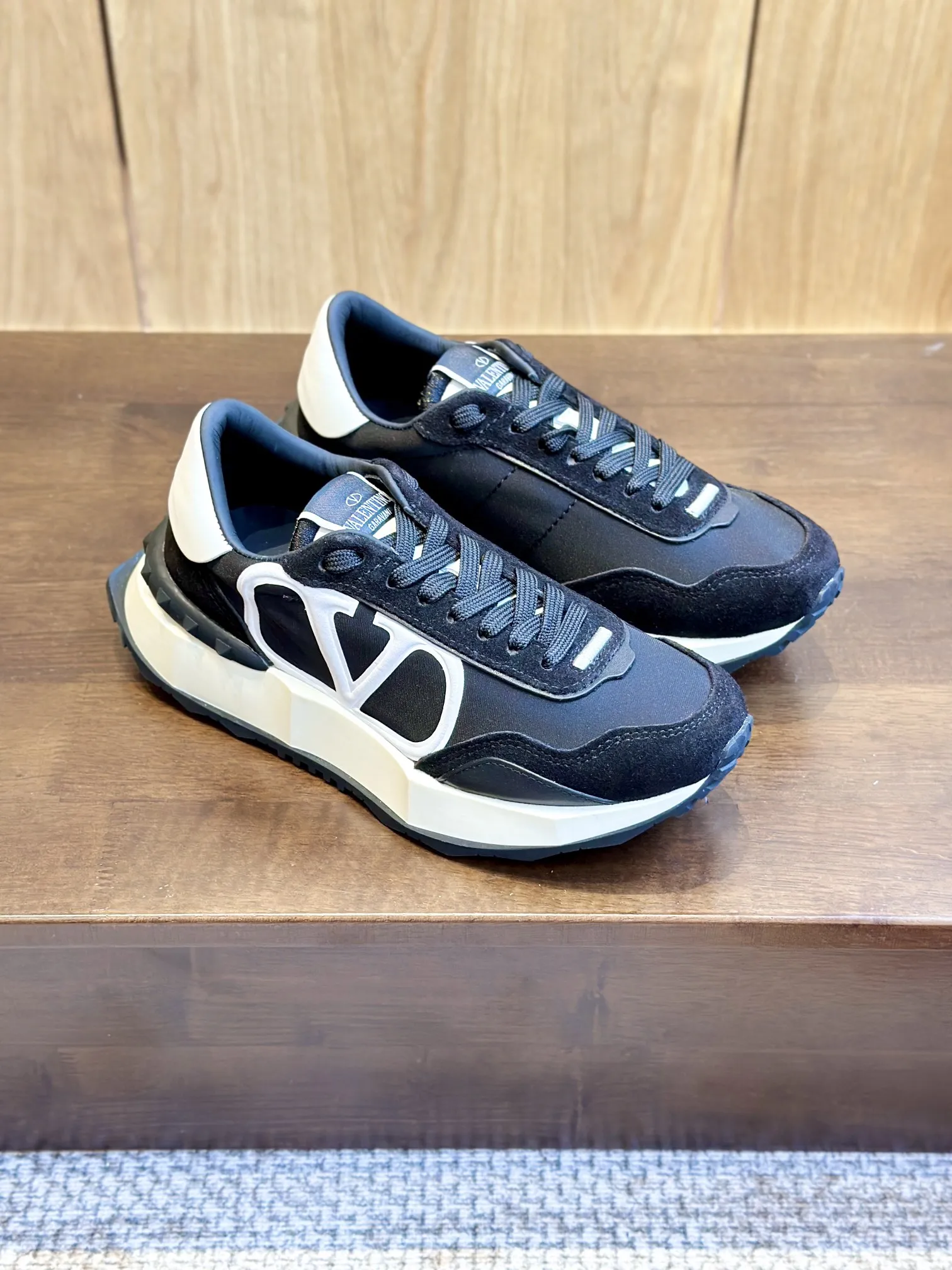 Valentino 2024 黒色スニーカー - 画像 (8)