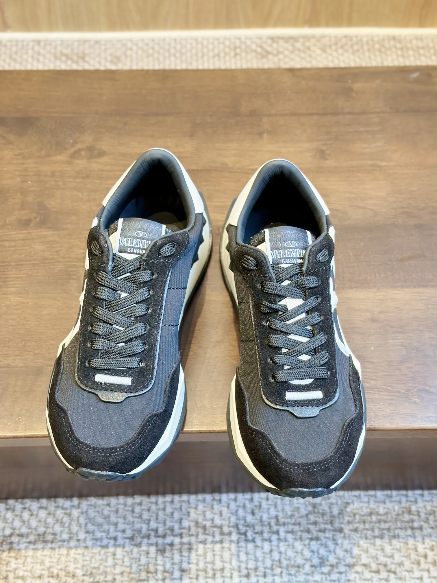 Valentino 2024 黒色スニーカー - 画像 (9)