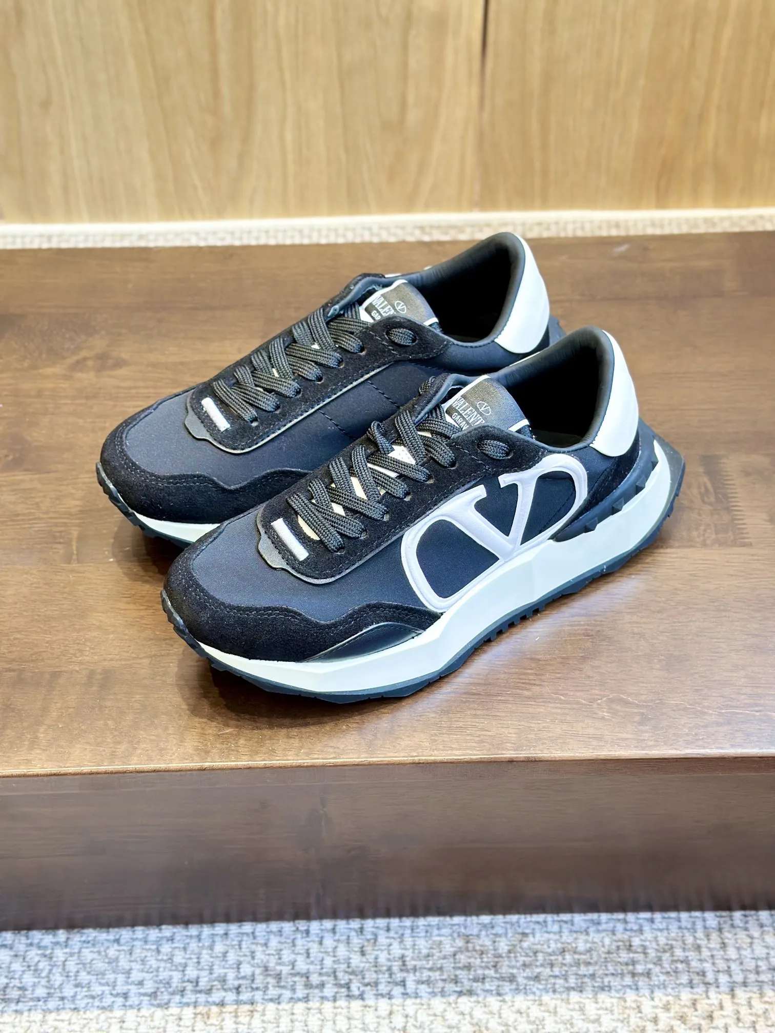 Valentino 2024 黒色スニーカー - 画像 (10)