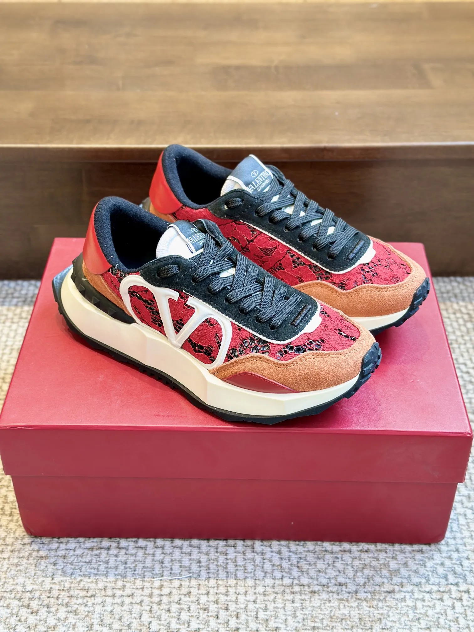 Valentino Garavani レッドレーススニーカー2024新作