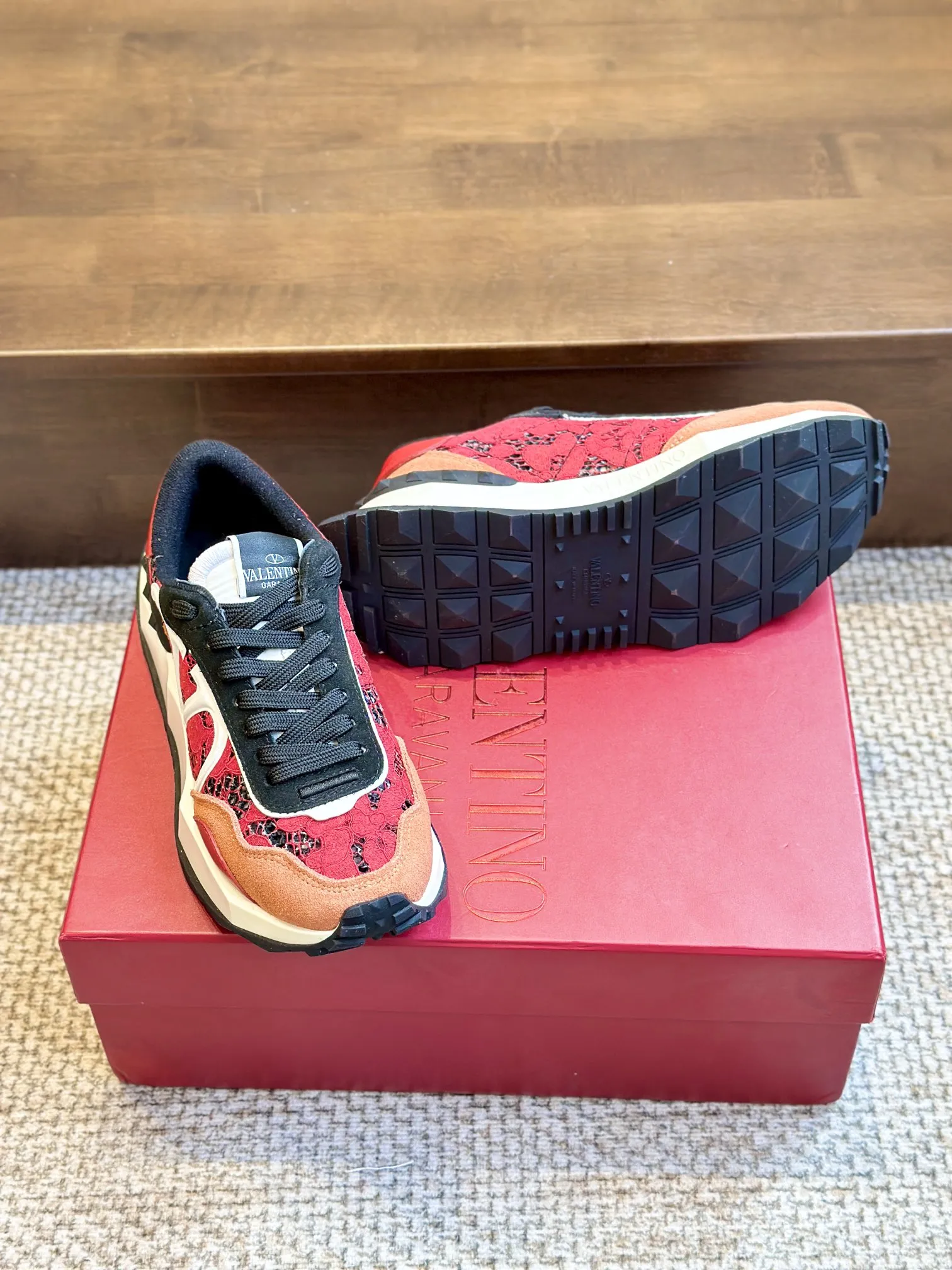 Valentino Garavani レッドレーススニーカー2024新作 - 画像 (3)