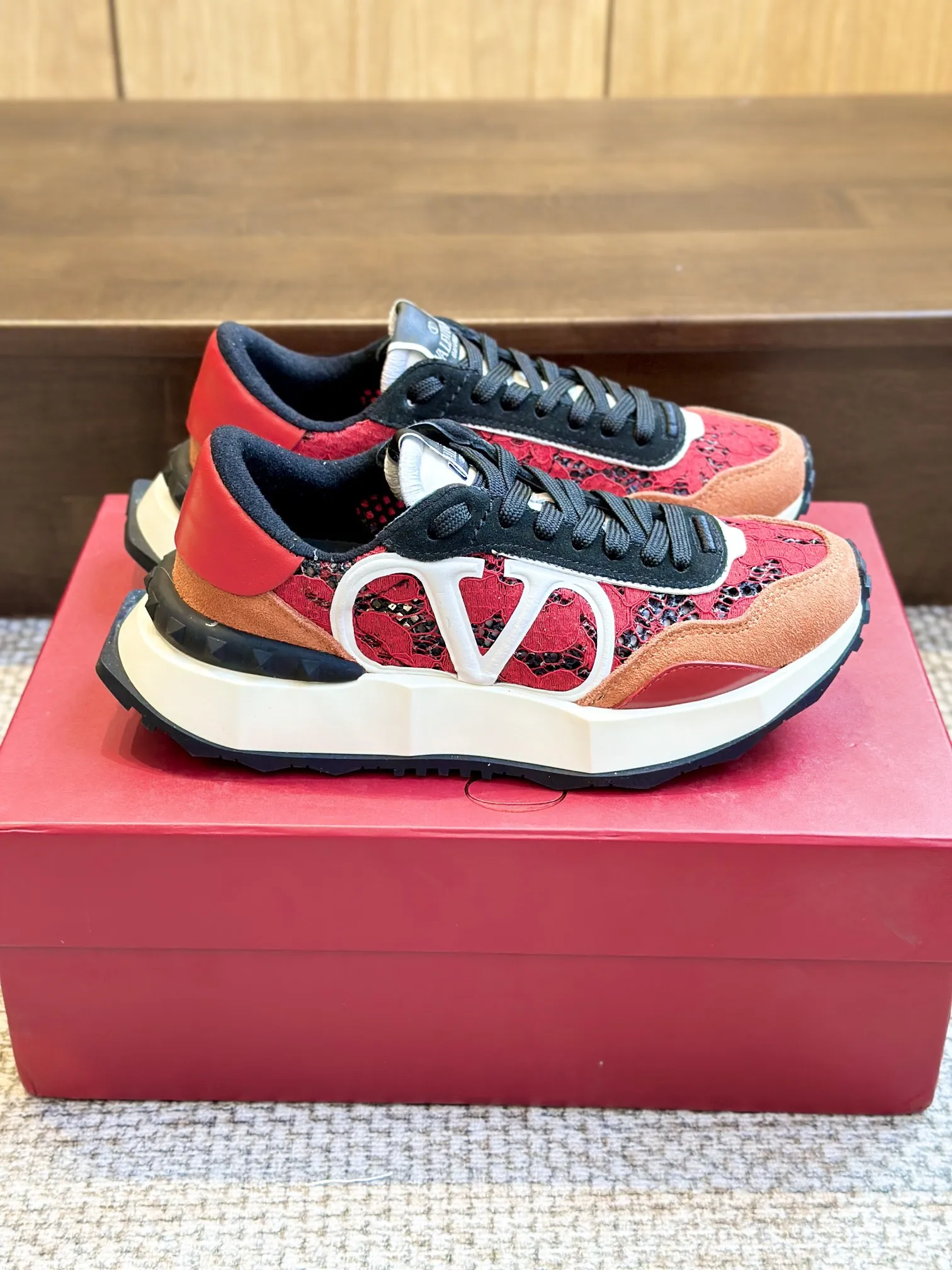 Valentino Garavani レッドレーススニーカー2024新作 - 画像 (4)