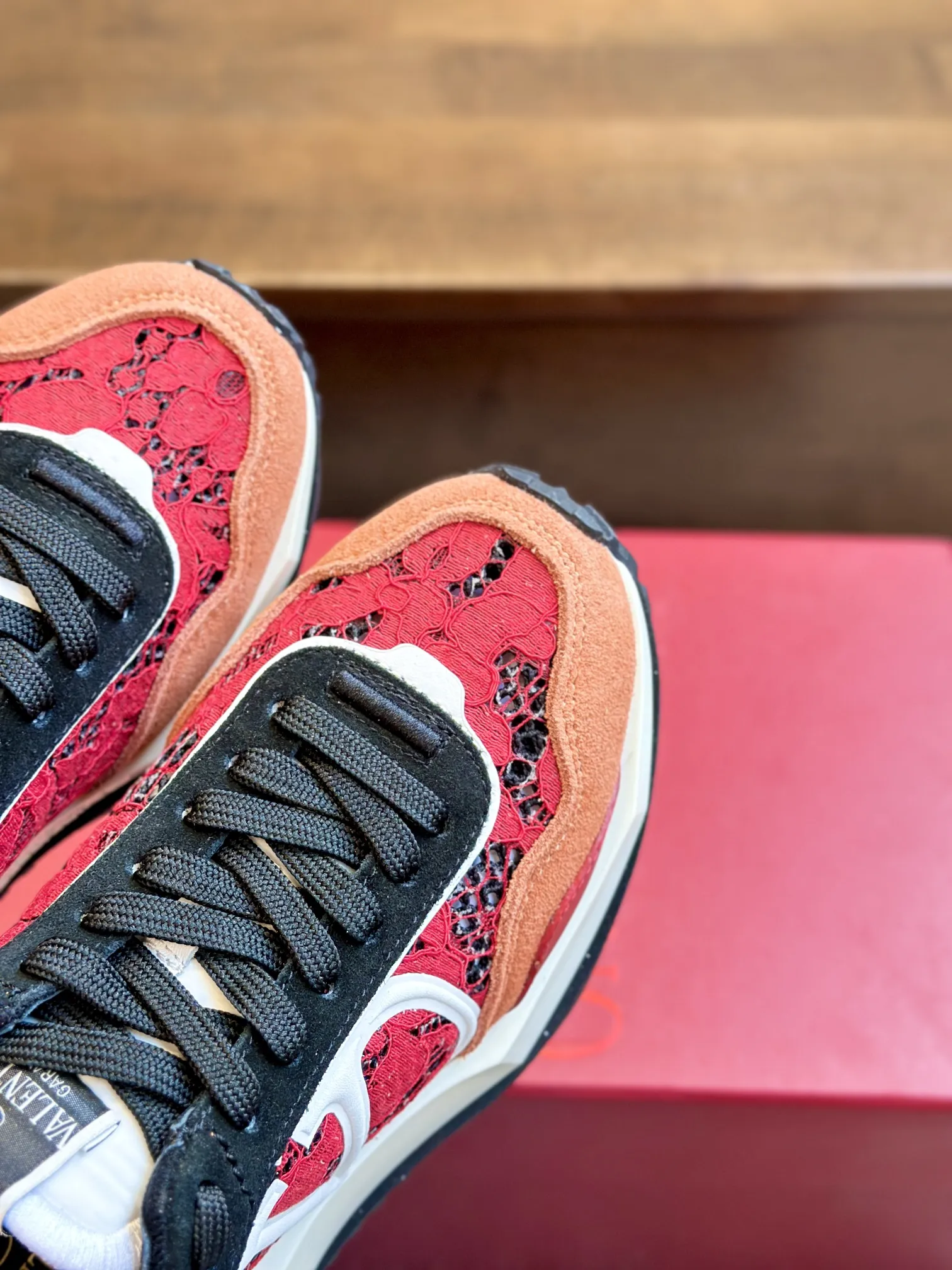 Valentino Garavani レッドレーススニーカー2024新作 - 画像 (5)