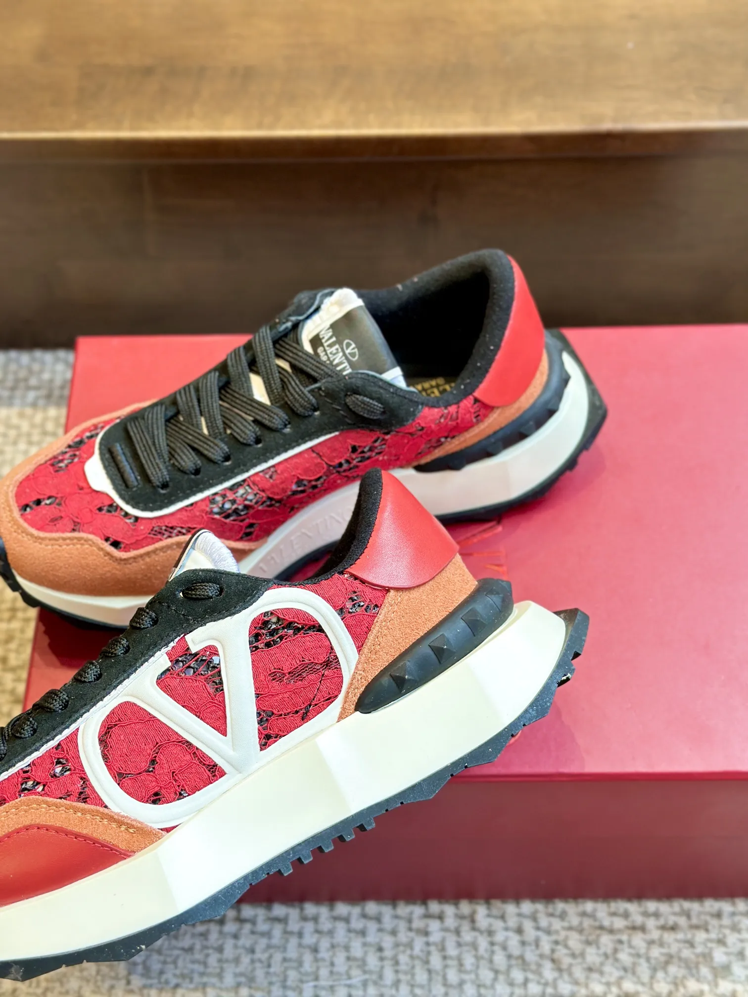 Valentino Garavani レッドレーススニーカー2024新作 - 画像 (6)