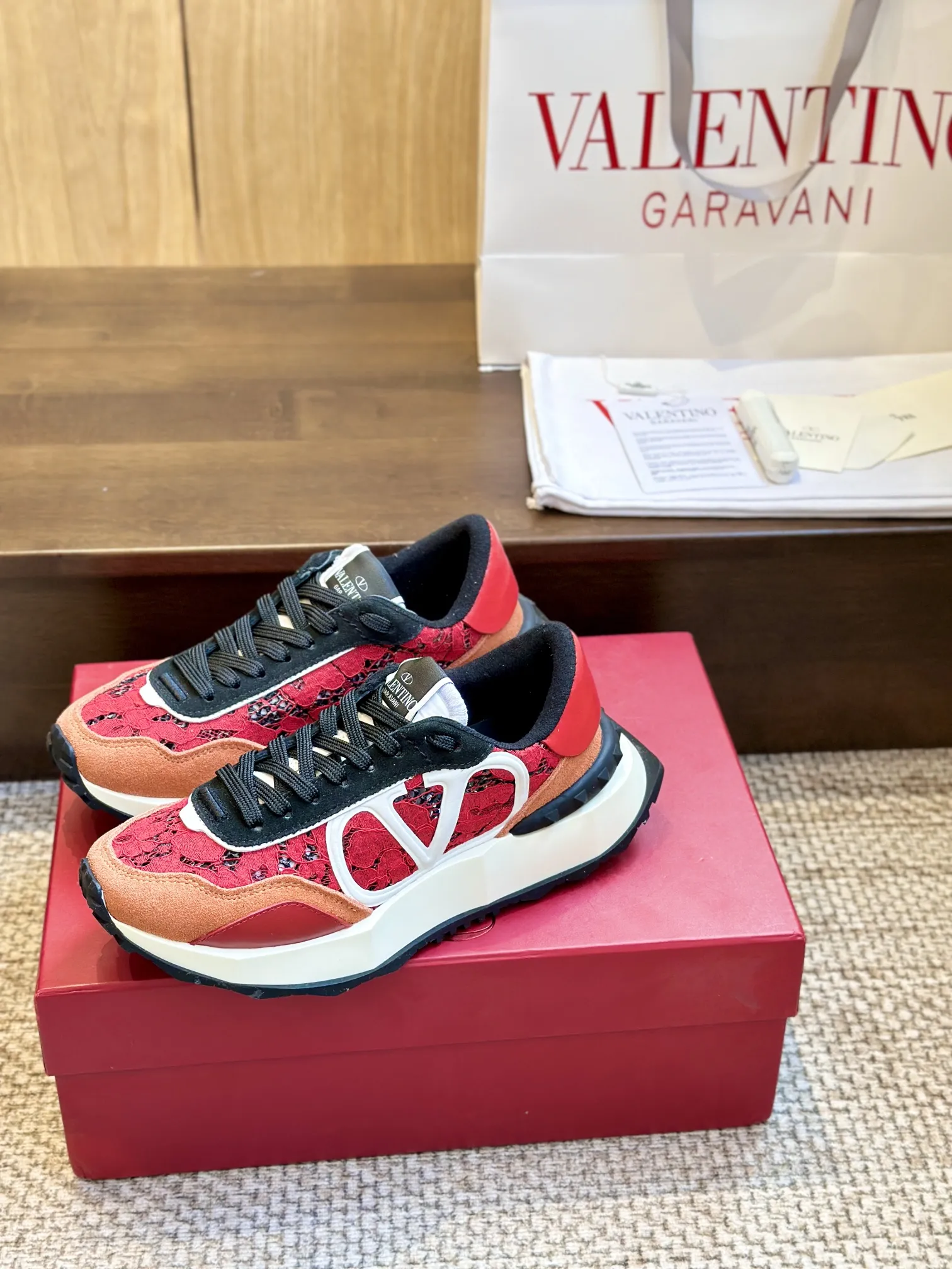 Valentino Garavani レッドレーススニーカー2024新作 - 画像 (7)
