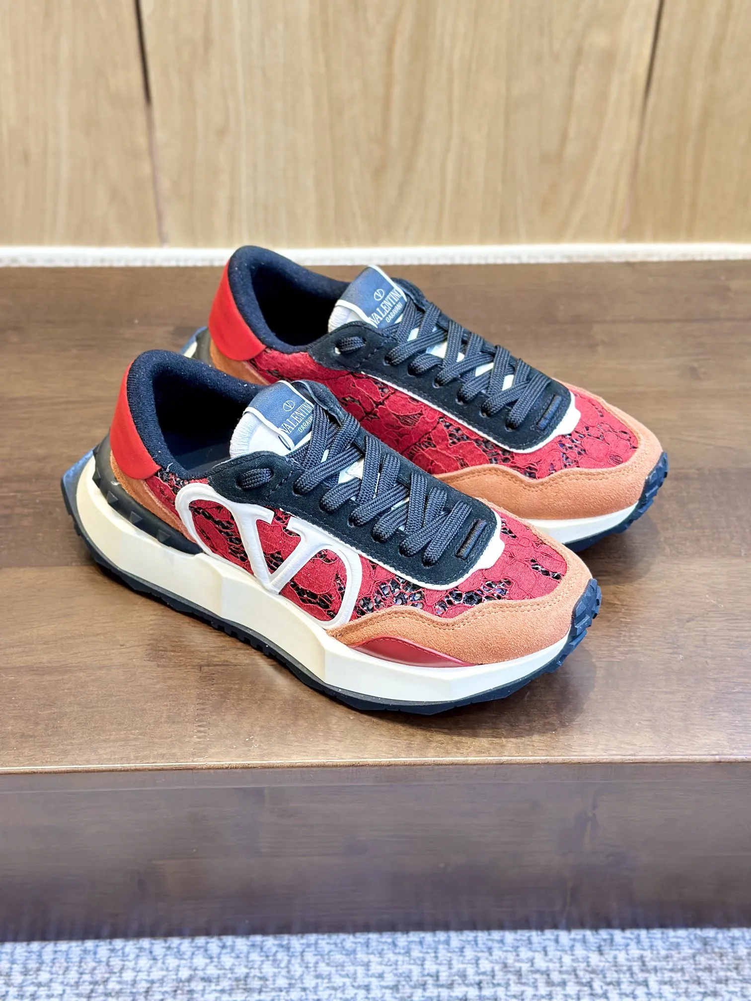 Valentino Garavani レッドレーススニーカー2024新作 - 画像 (8)