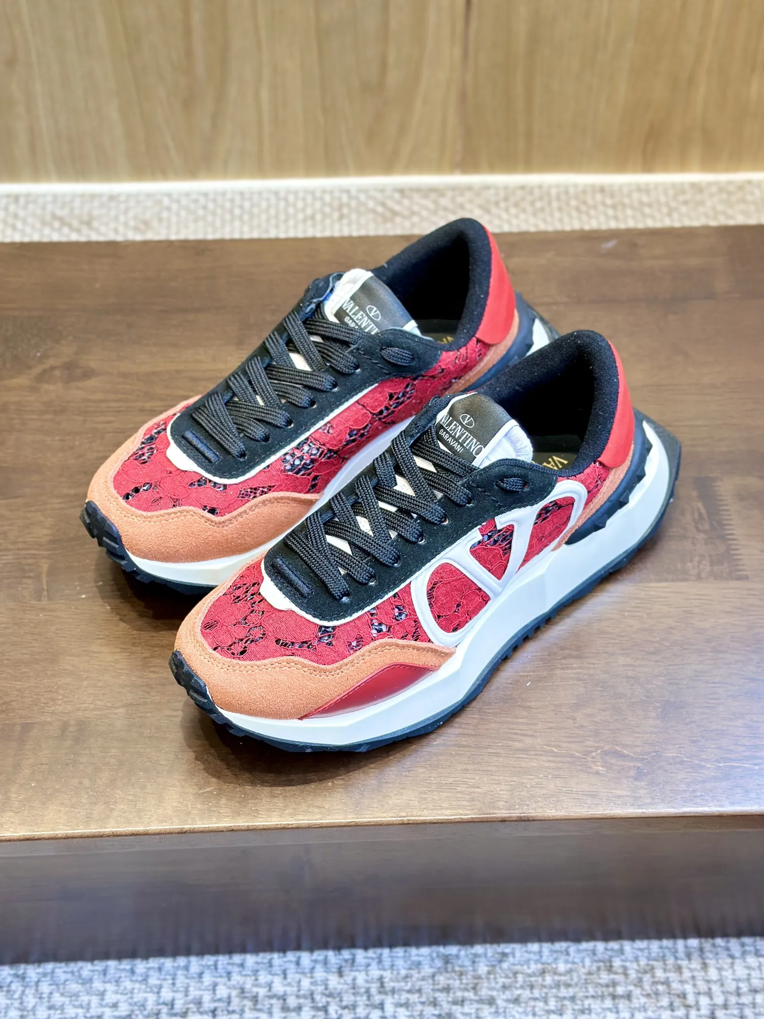 Valentino Garavani レッドレーススニーカー2024新作 - 画像 (10)