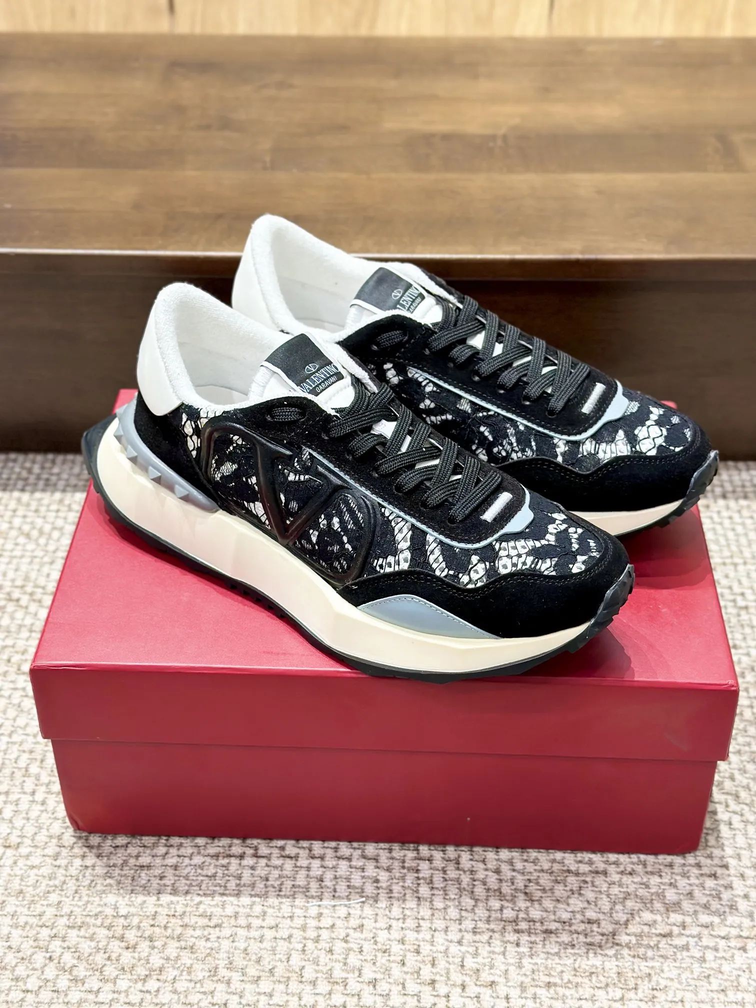 VALENTINO 2024新作 黒レーススニーカー